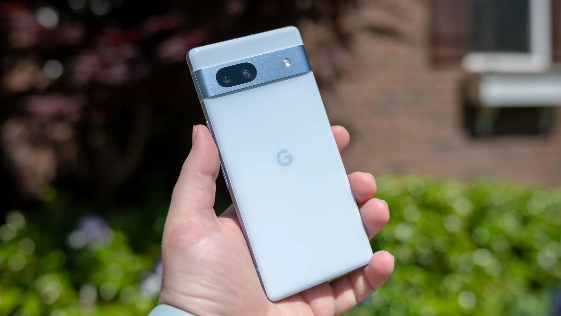 Một người dùng đang cầm điện thoại Google Pixel, minh họa các vấn đề về pin trên dòng Pixel