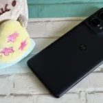 Motorola Edge đặt cạnh mô hình Pusheen có hình pizza