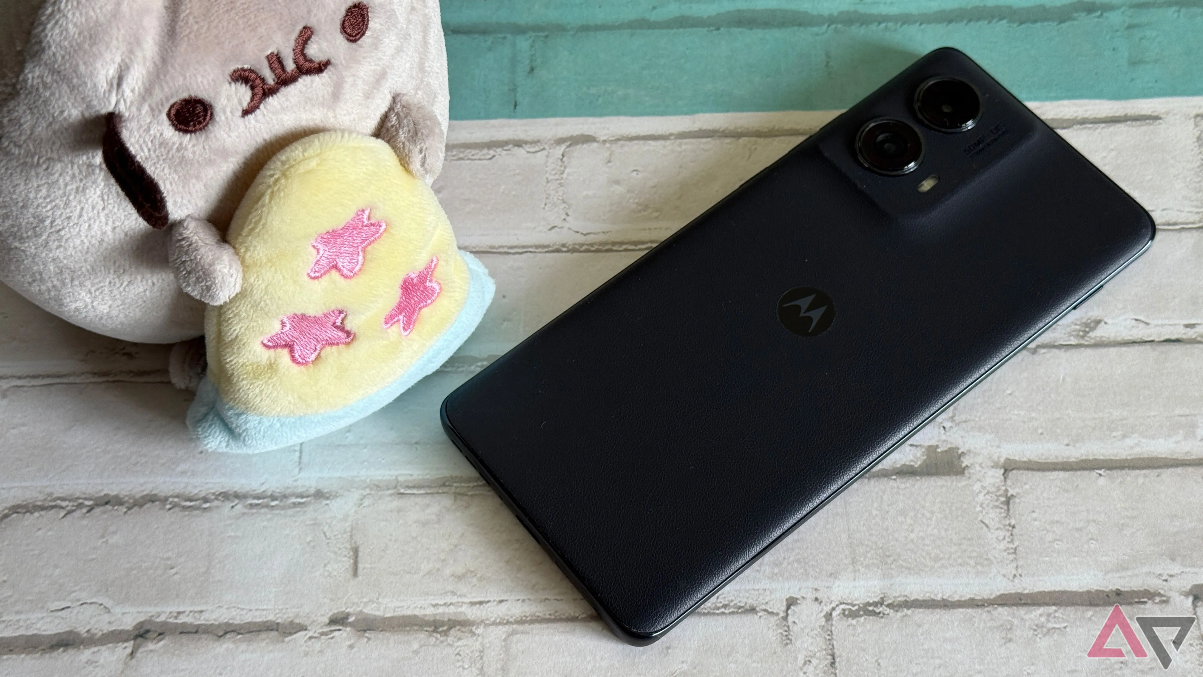 Motorola Edge đặt cạnh mô hình Pusheen có hình pizza