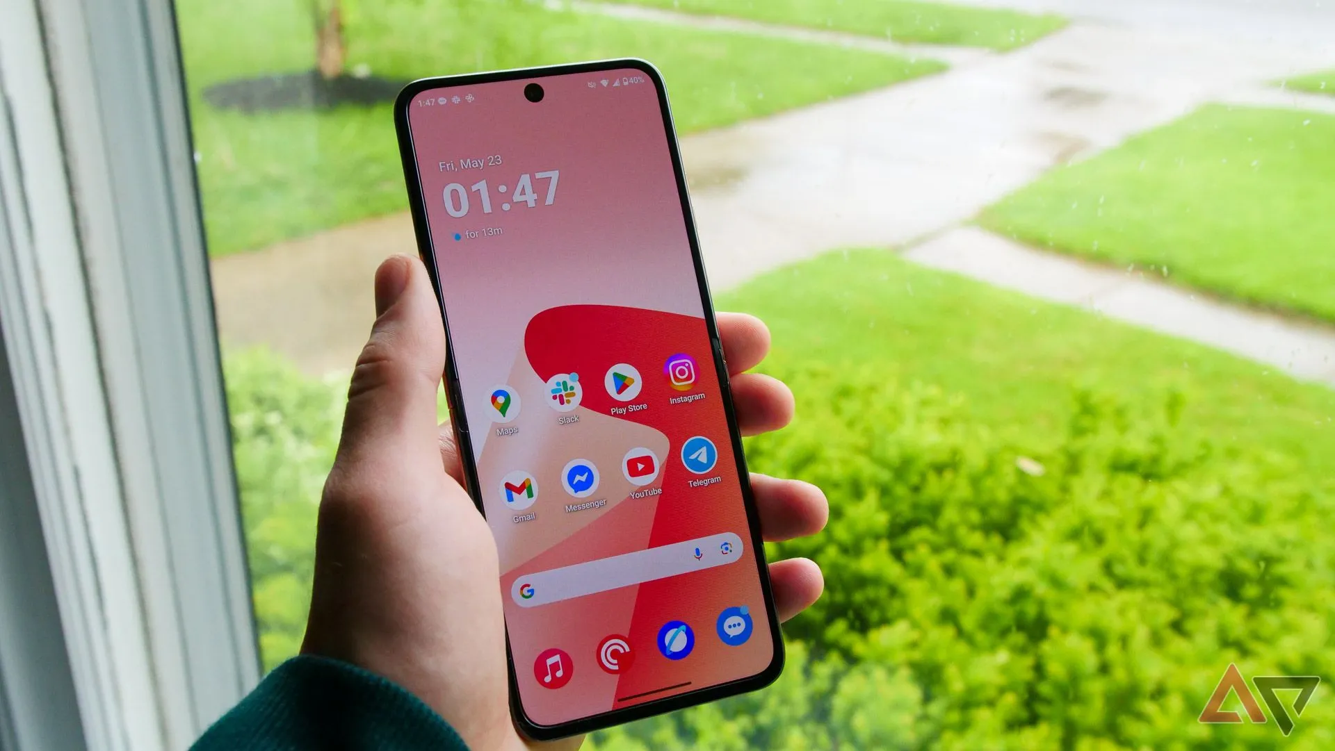 Motorola Razr Ultra 2025 đang được cầm trên tay, gần cửa sổ