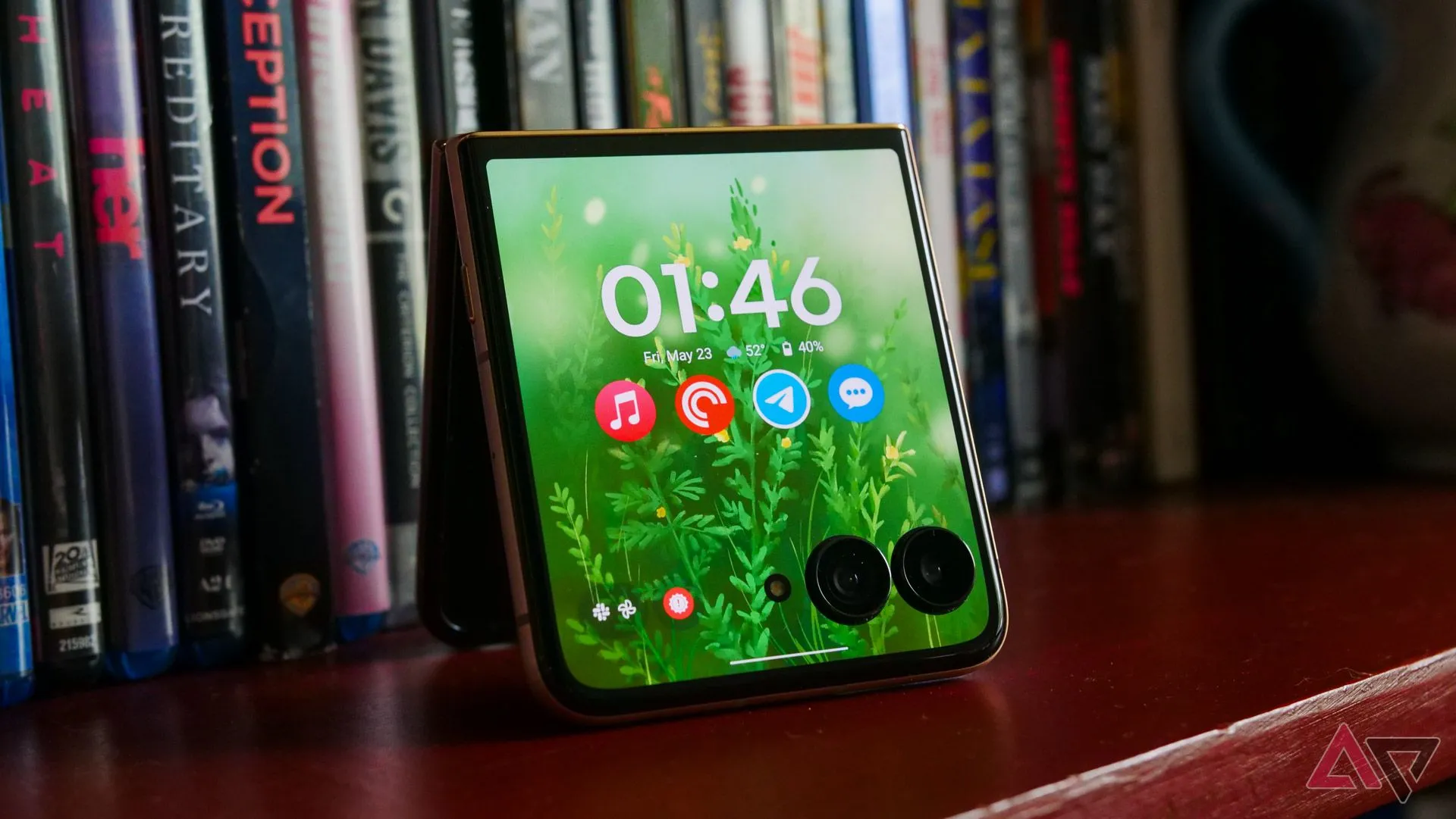 Motorola Razr Ultra 2025 đặt trên kệ sách, hiển thị màn hình ngoài lớn