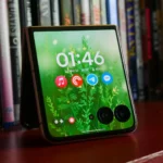 Motorola Razr Ultra 2025 hiển thị màn hình ngoài khi đặt trên kệ sách
