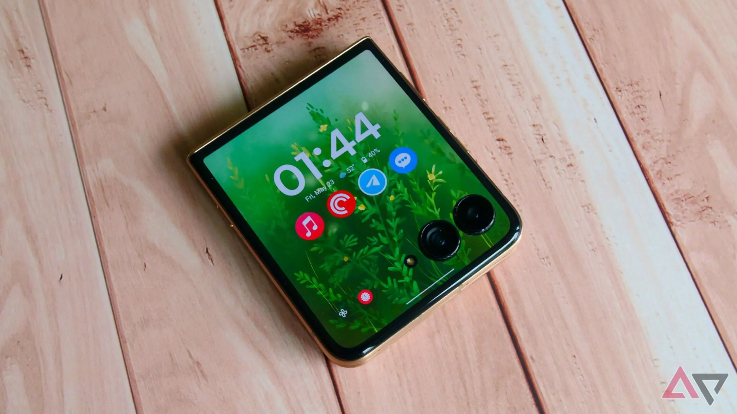 Motorola Razr Ultra 2025 trên bàn gỗ, cho thấy thiết kế sang trọng