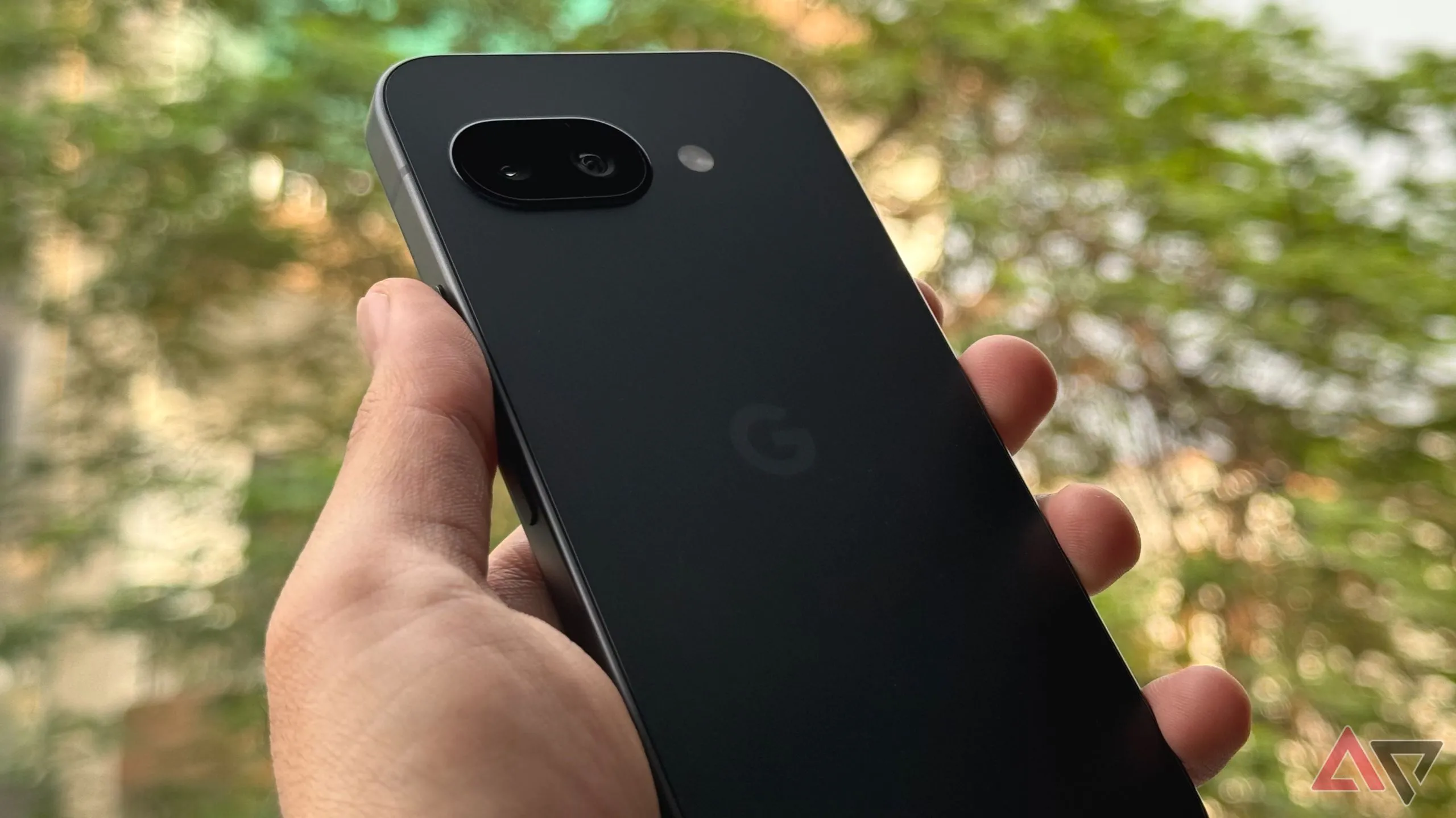 Người dùng cầm Google Pixel 9a trên tay