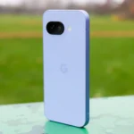 Pixel 9a màu Tím Peony chụp ảnh ngoại cảnh trong công viên