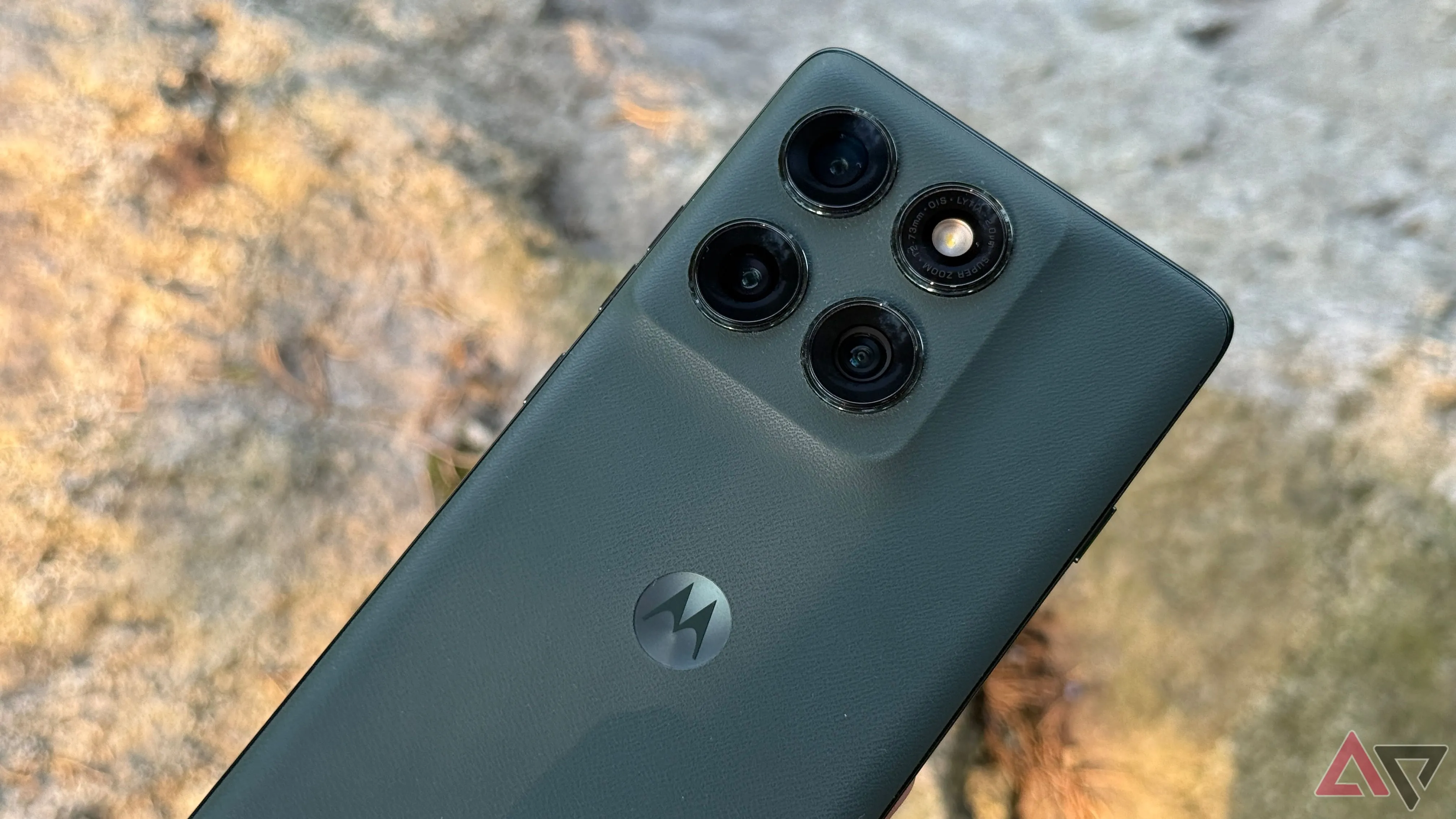 Thiết kế cụm camera sau của điện thoại Motorola Edge 2025