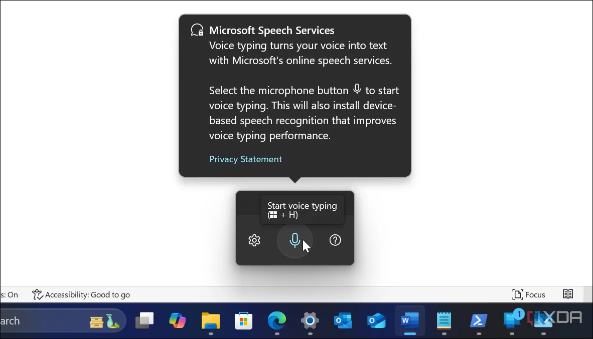 ảnh chụp màn hình hiển thị tính năng đọc chính tả bằng giọng nói trong Windows 11 và Microsoft Word
