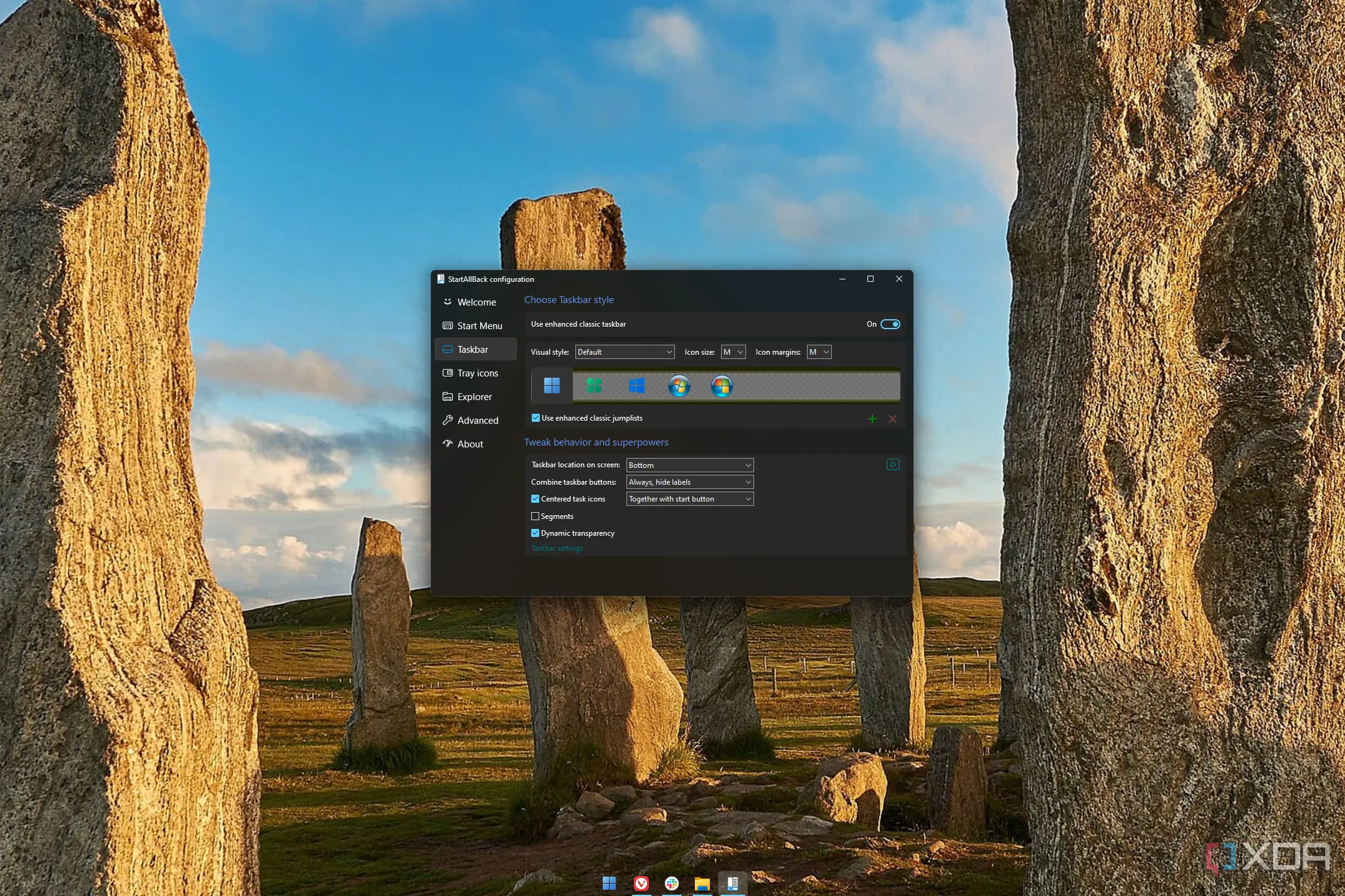 Ảnh chụp màn hình Windows 11 với TranslucentTB hiển thị thanh Taskbar trong suốt