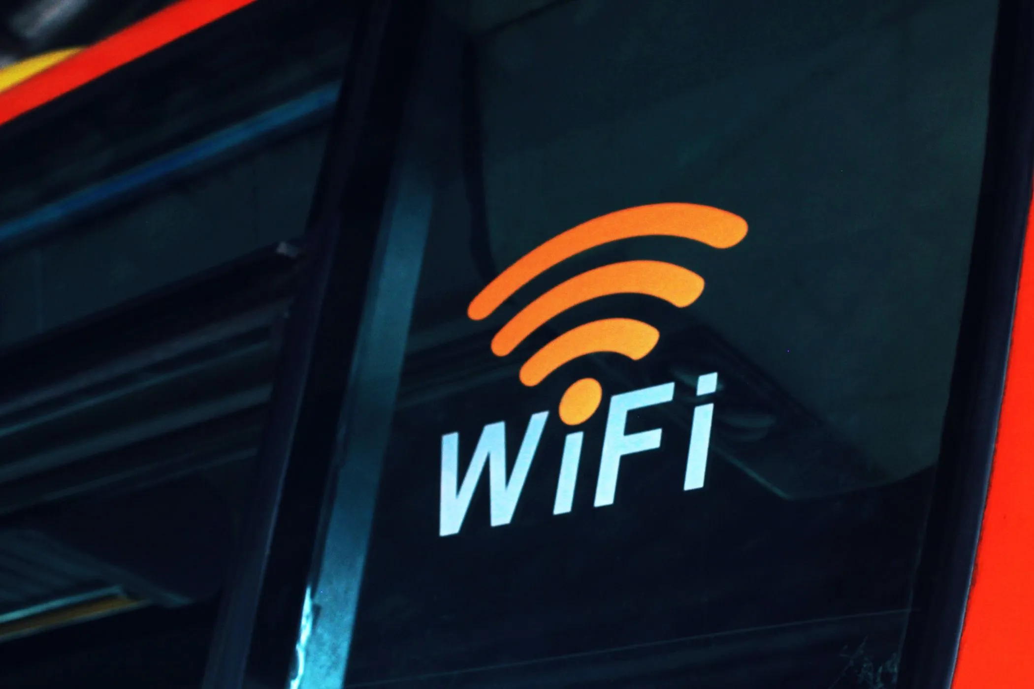 Biểu tượng Wi-Fi thể hiện khả năng kết nối không dây và chia sẻ mạng từ máy tính Windows.