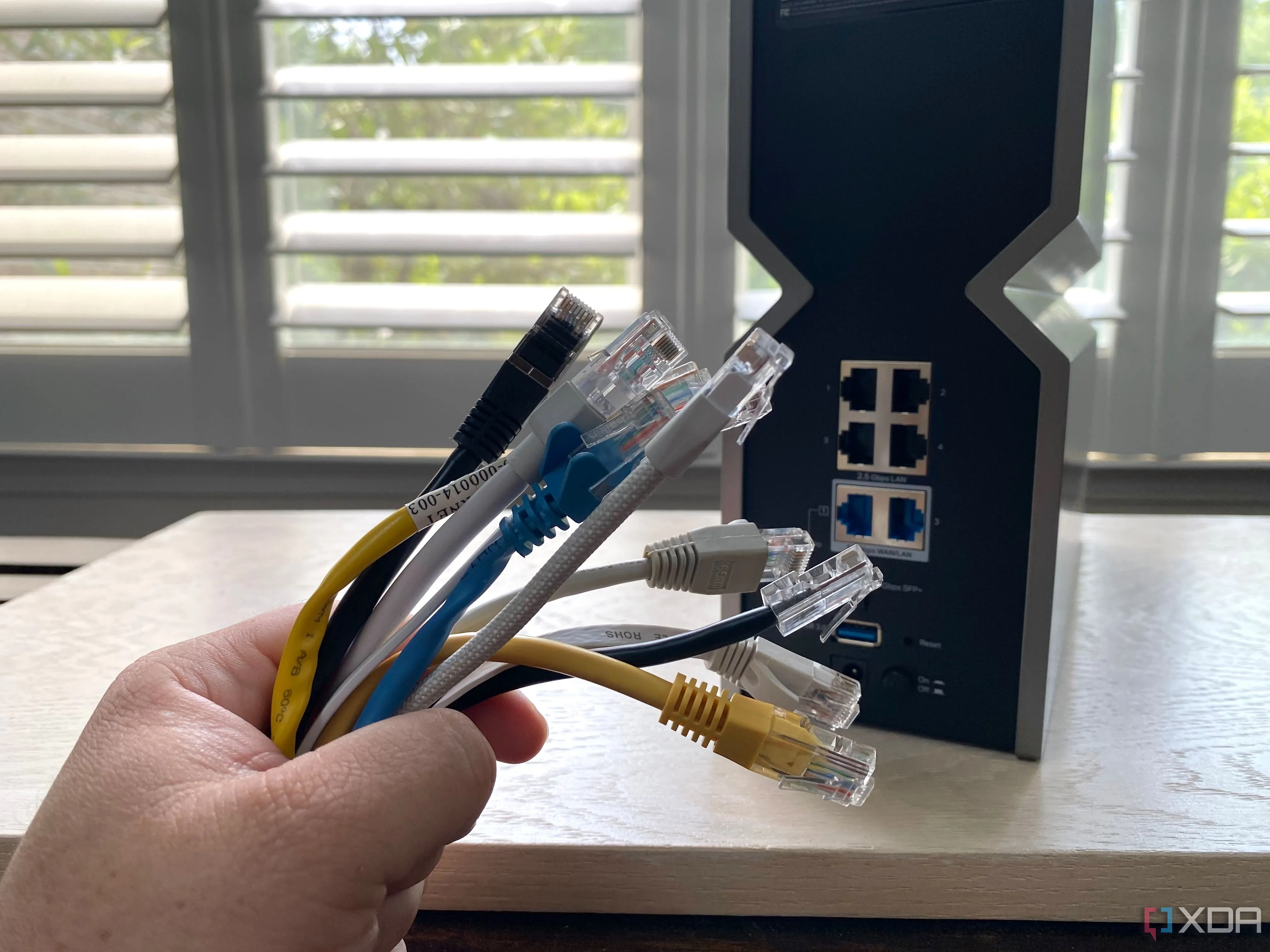 Bó cáp Ethernet đa dạng phía trước bộ định tuyến