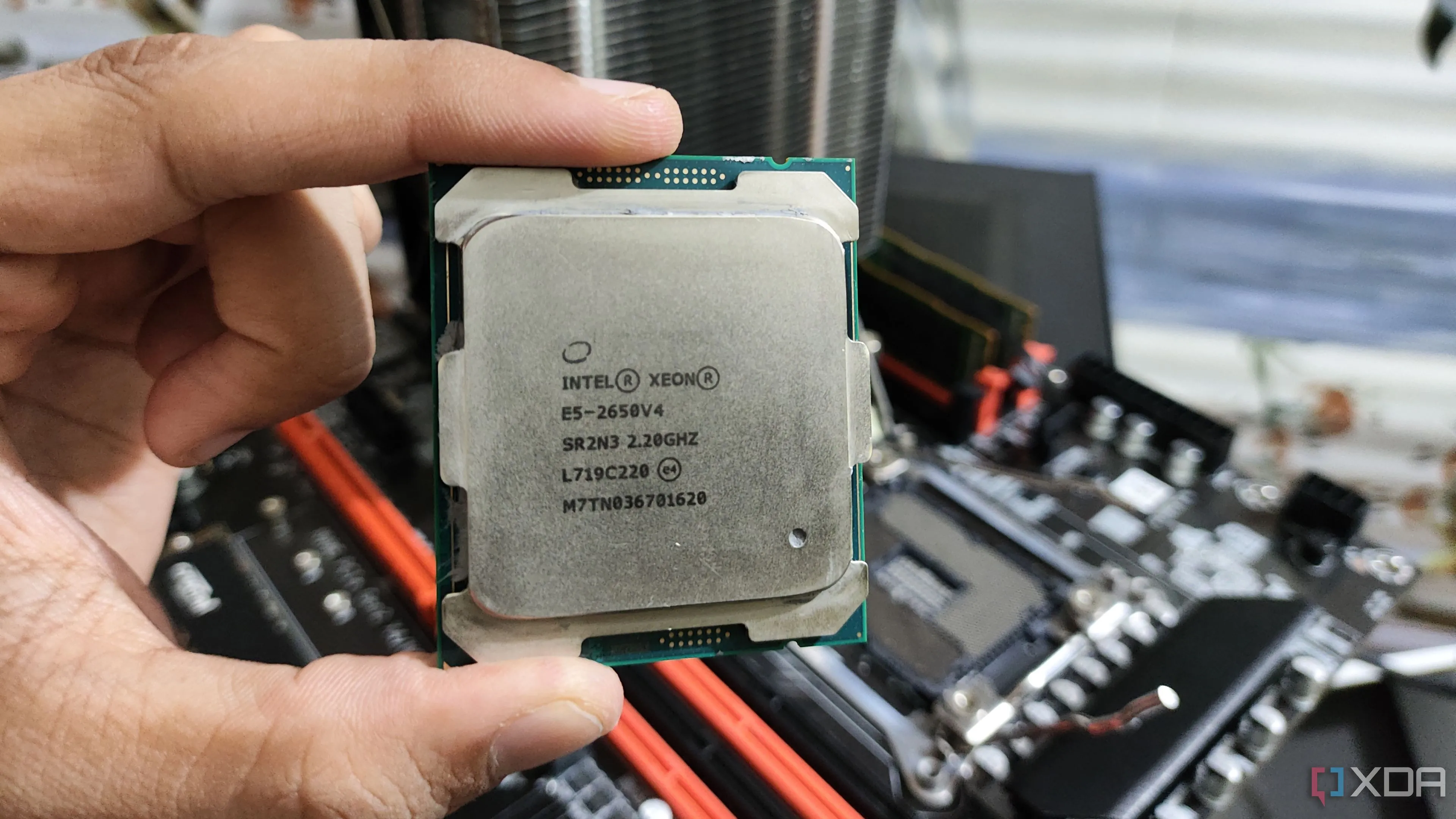 Bộ vi xử lý Intel Xeon E5-2650 v4, minh họa cho tầm quan trọng của việc kiểm tra khả năng tương thích CPU với bo mạch chủ server