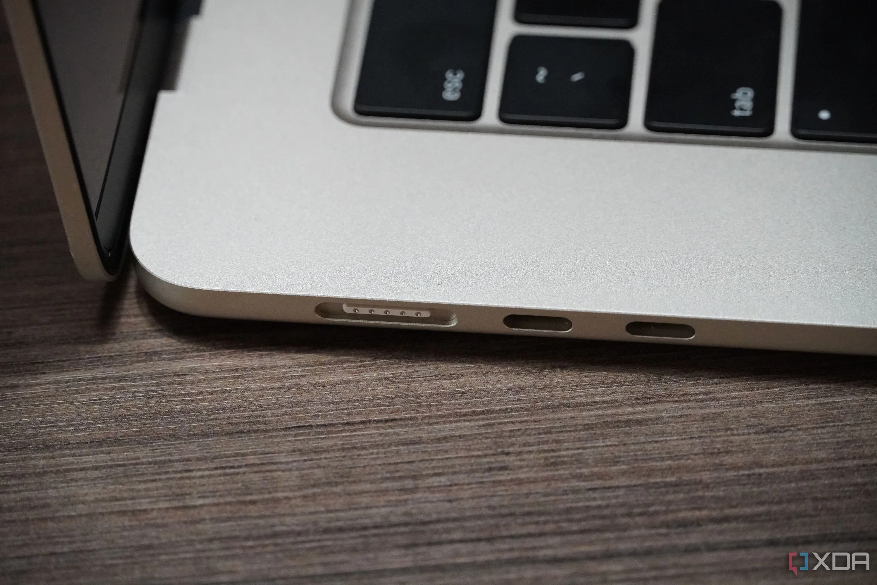 Các cổng kết nối trên MacBook Air 15 inch bao gồm hai cổng USB-C và một cổng sạc MagSafe 3, minh họa khả năng kết nối đa dạng.