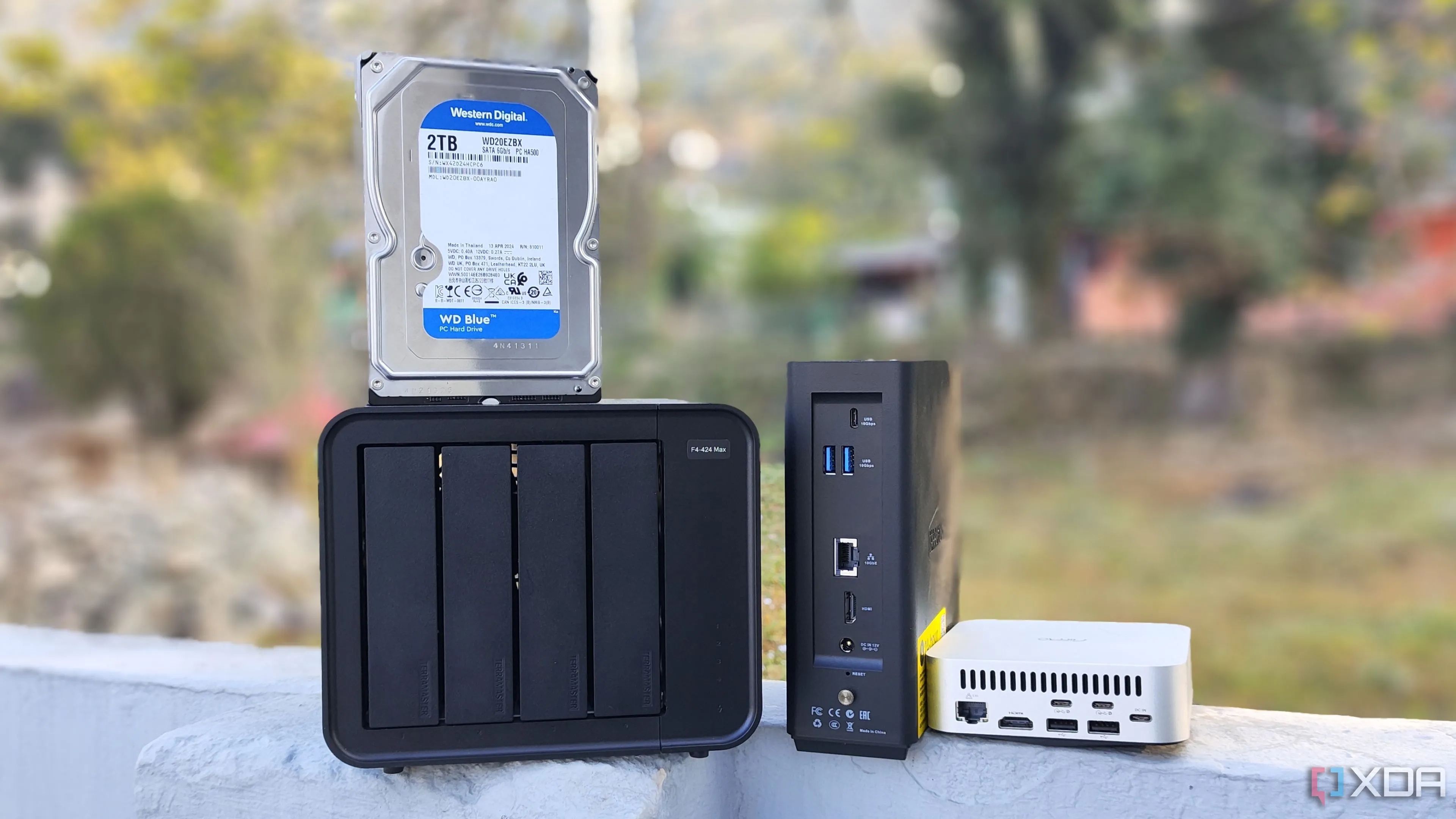 Các thiết bị lưu trữ mạng (NAS) như TerraMaster, F8 SSD Plus và Aiffro K100, thể hiện phần cứng có thể dùng để tự lưu trữ.