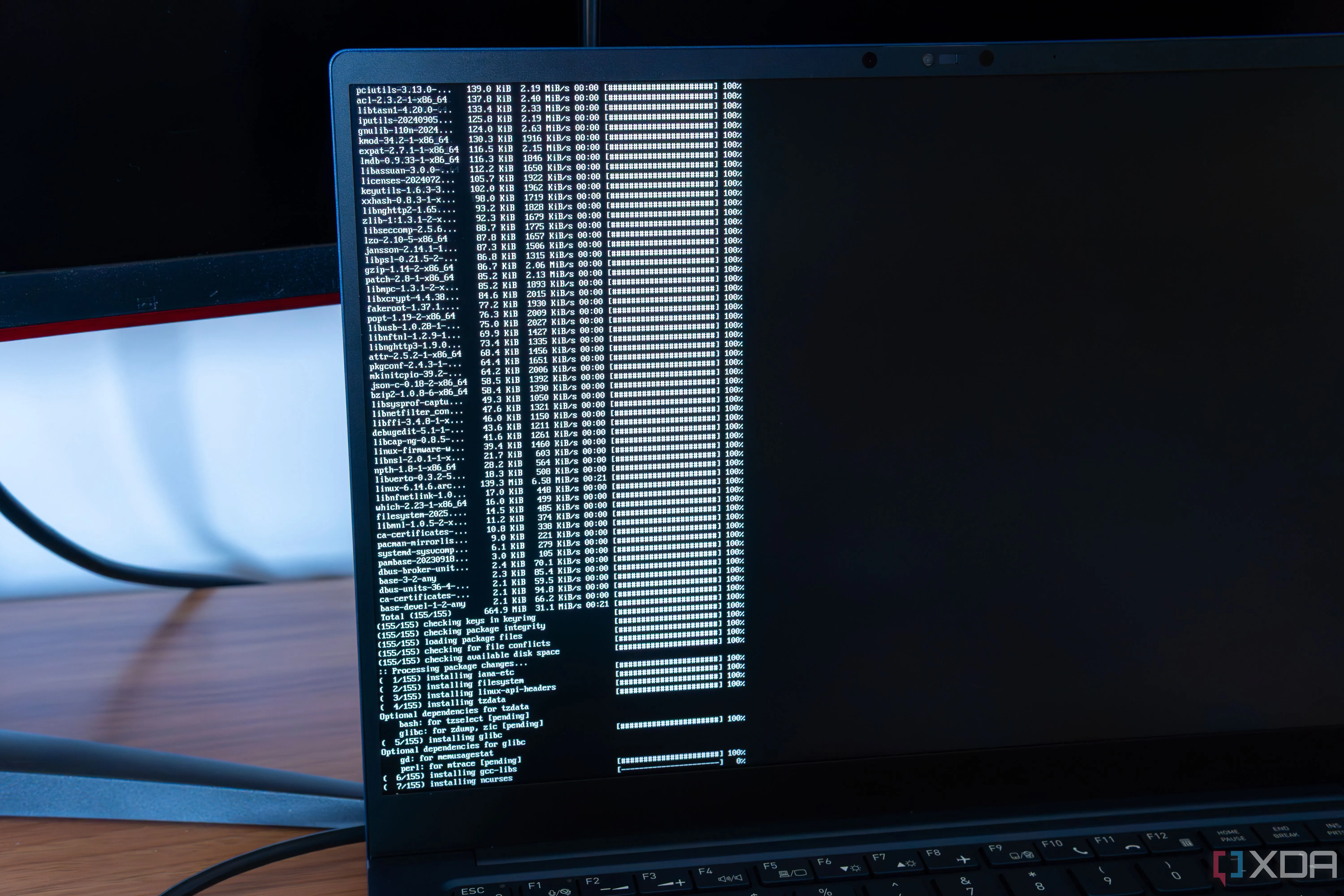 Cận cảnh màn hình laptop hiển thị quá trình cài đặt Arch Linux qua giao diện dòng lệnh, thể hiện bước đầu tiên của hành trình với hệ điều hành này