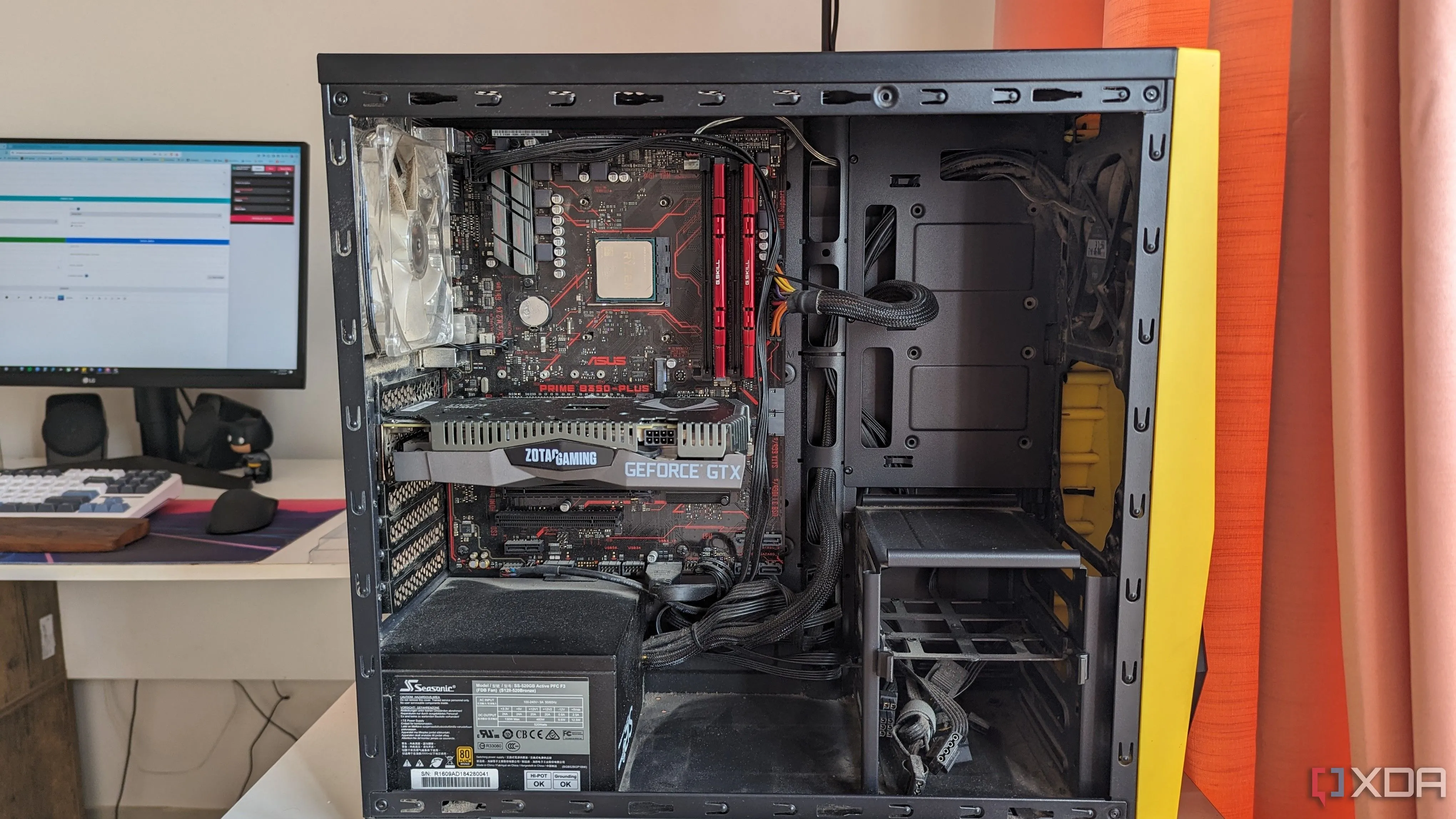 Cận cảnh mặt bên của một bộ PC chơi game đã tháo nắp, cho thấy các linh kiện bên trong dễ bị ảnh hưởng khi di chuyển