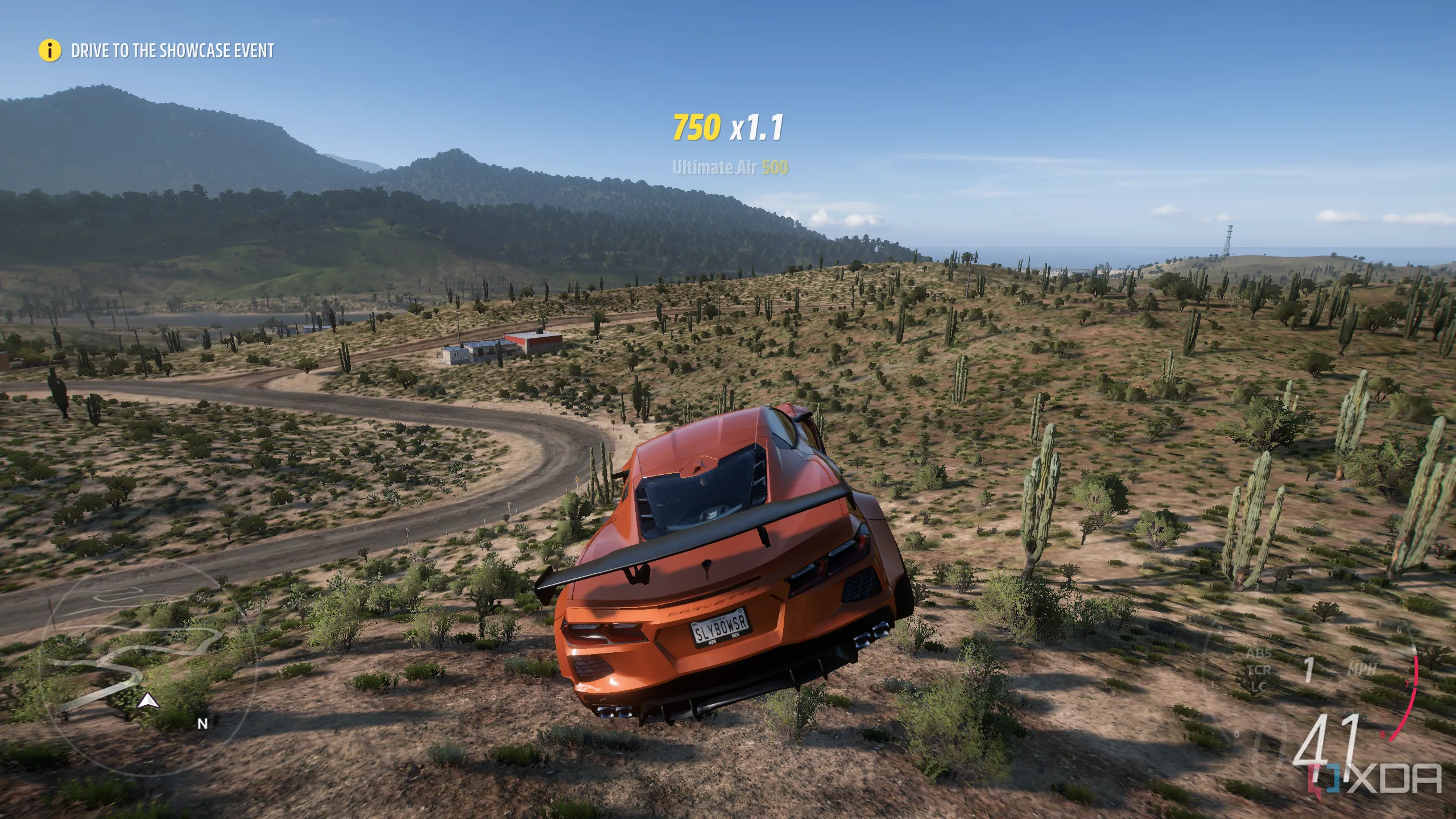 Cảnh xe đua màu cam bay qua sa mạc trong game Forza Horizon 5, minh họa khả năng khám phá tự do của game thế giới mở