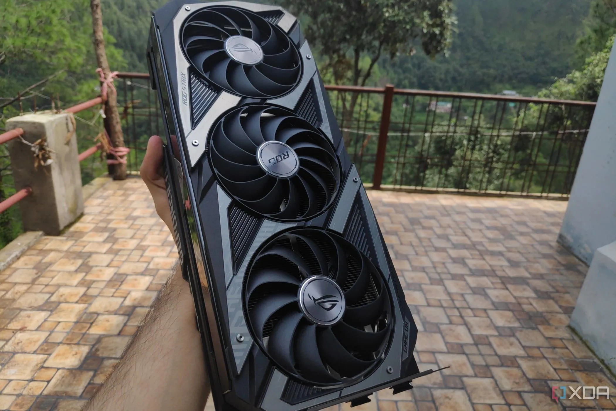 Card đồ họa Asus ROG Strix RTX 3080 Ti, một ví dụ về cách đặt tên phức tạp của các dòng GPU hiệu năng cao