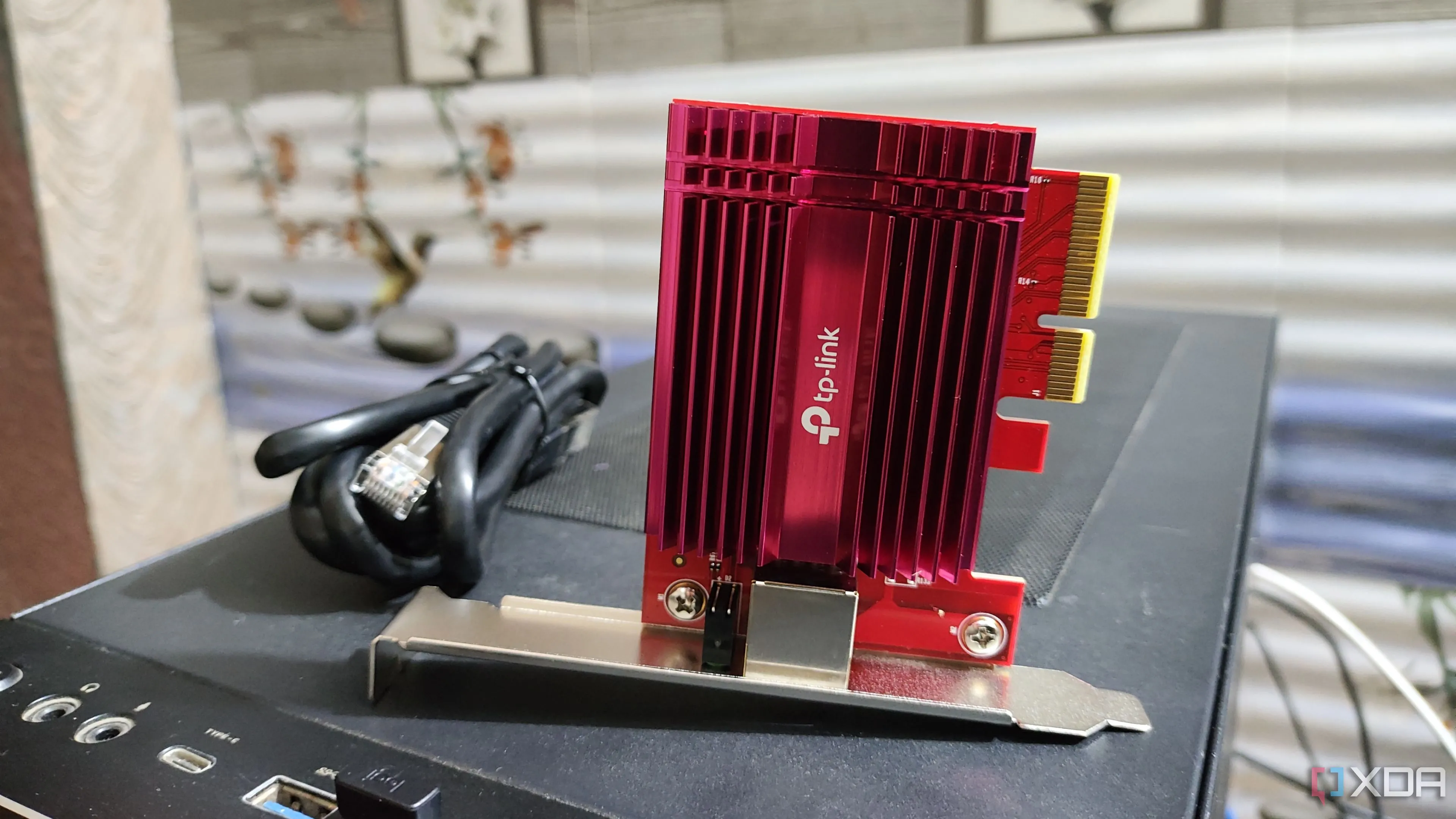 Card mạng 10GbE NIC đặt trên vỏ case máy tính