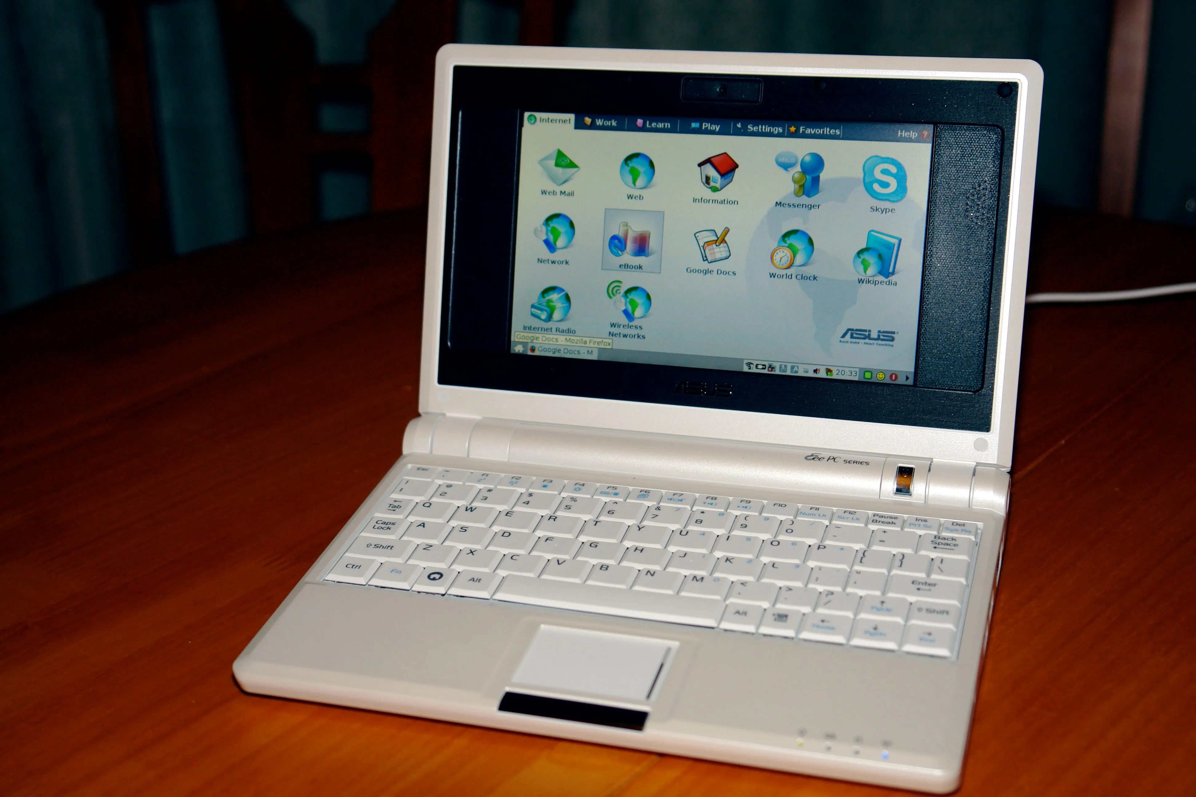 Chiếc Asus Eee PC, một ví dụ điển hình về netbook với kích thước nhỏ gọn nhưng hiệu suất hạn chế.