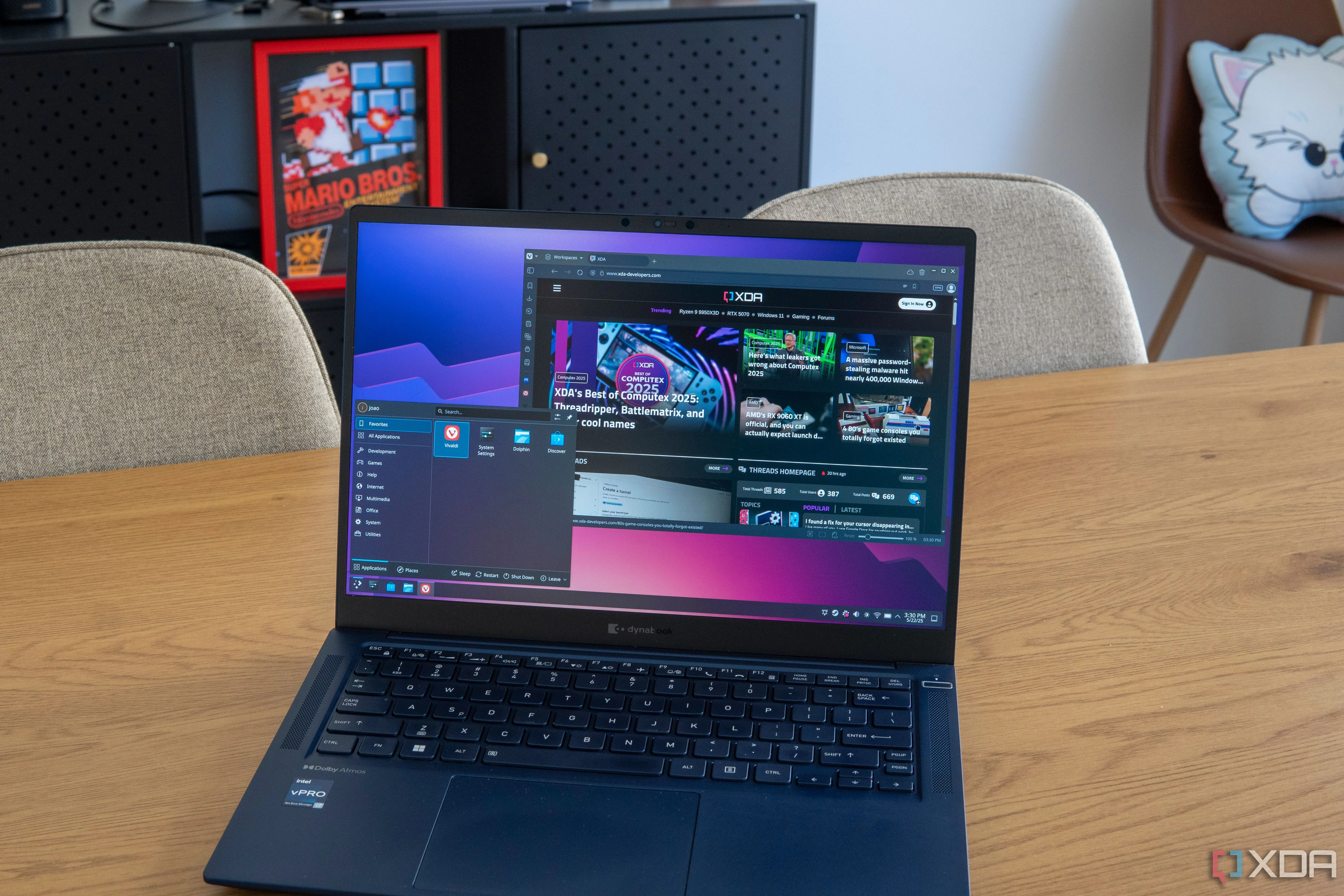 Chiếc laptop chạy Arch Linux với trình duyệt Vivaldi hiển thị trang web XDA, minh họa môi trường làm việc trên hệ điều hành này