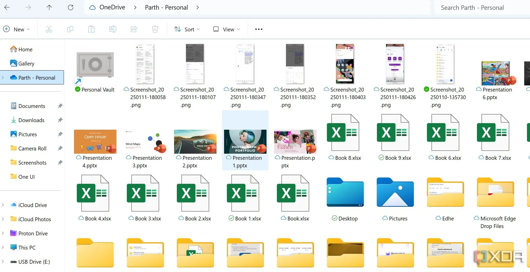 Cửa sổ File Explorer hiển thị thư mục OneDrive với các tệp tin có trạng thái đồng bộ khác nhau