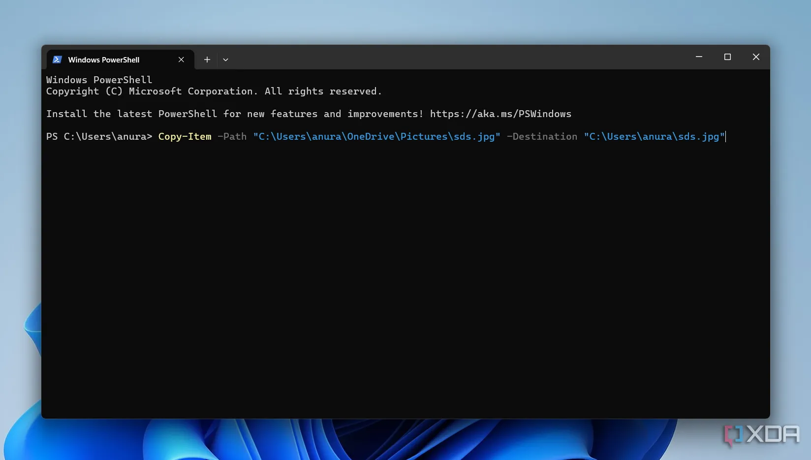 Cửa sổ PowerShell hiển thị lệnh Copy-Item, minh họa khả năng truy cập thư viện .NET và thực hiện các tác vụ quản lý file phức tạp.