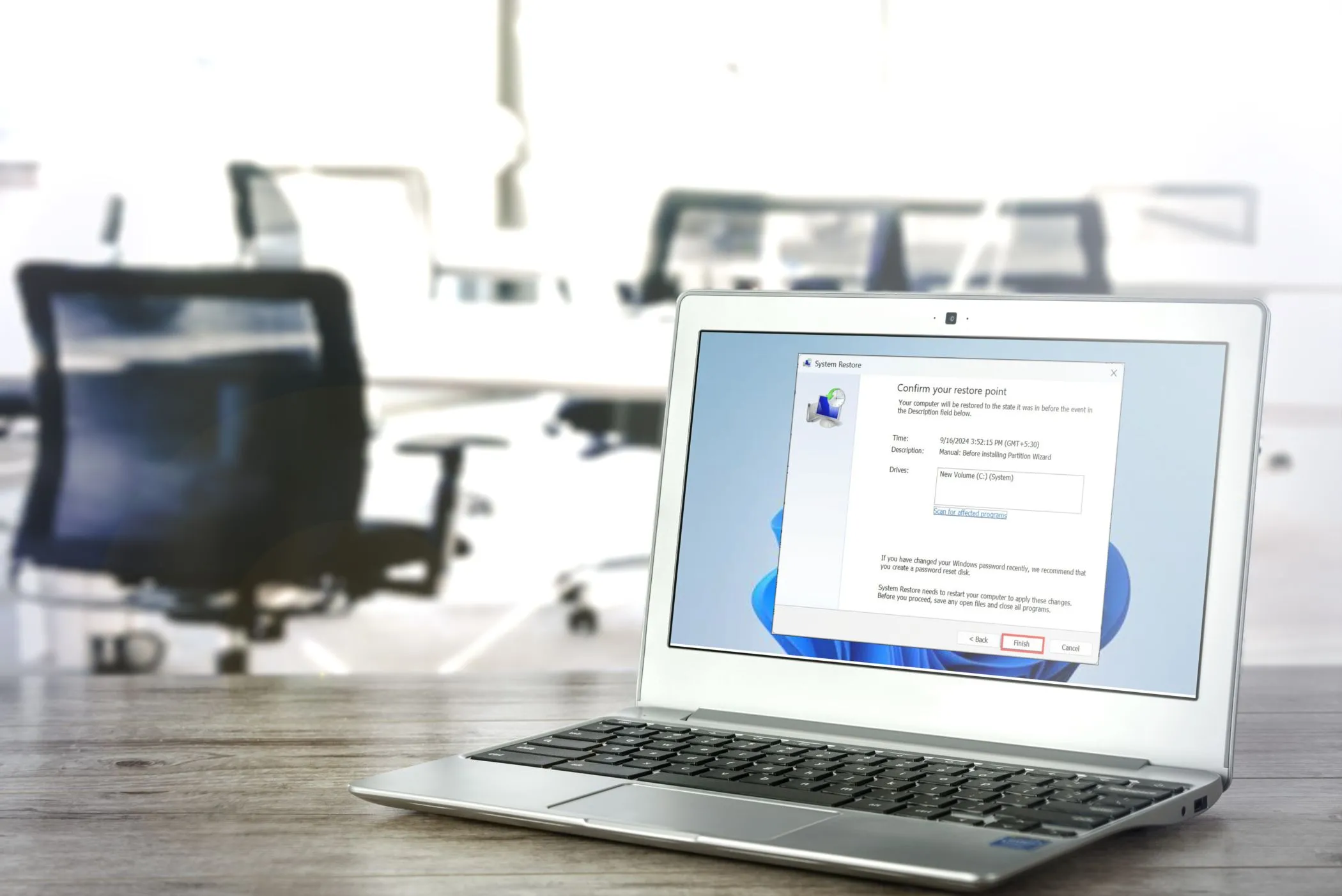 Cửa sổ System Restore trên laptop Windows, hiển thị các điểm khôi phục có sẵn để người dùng lựa chọn.