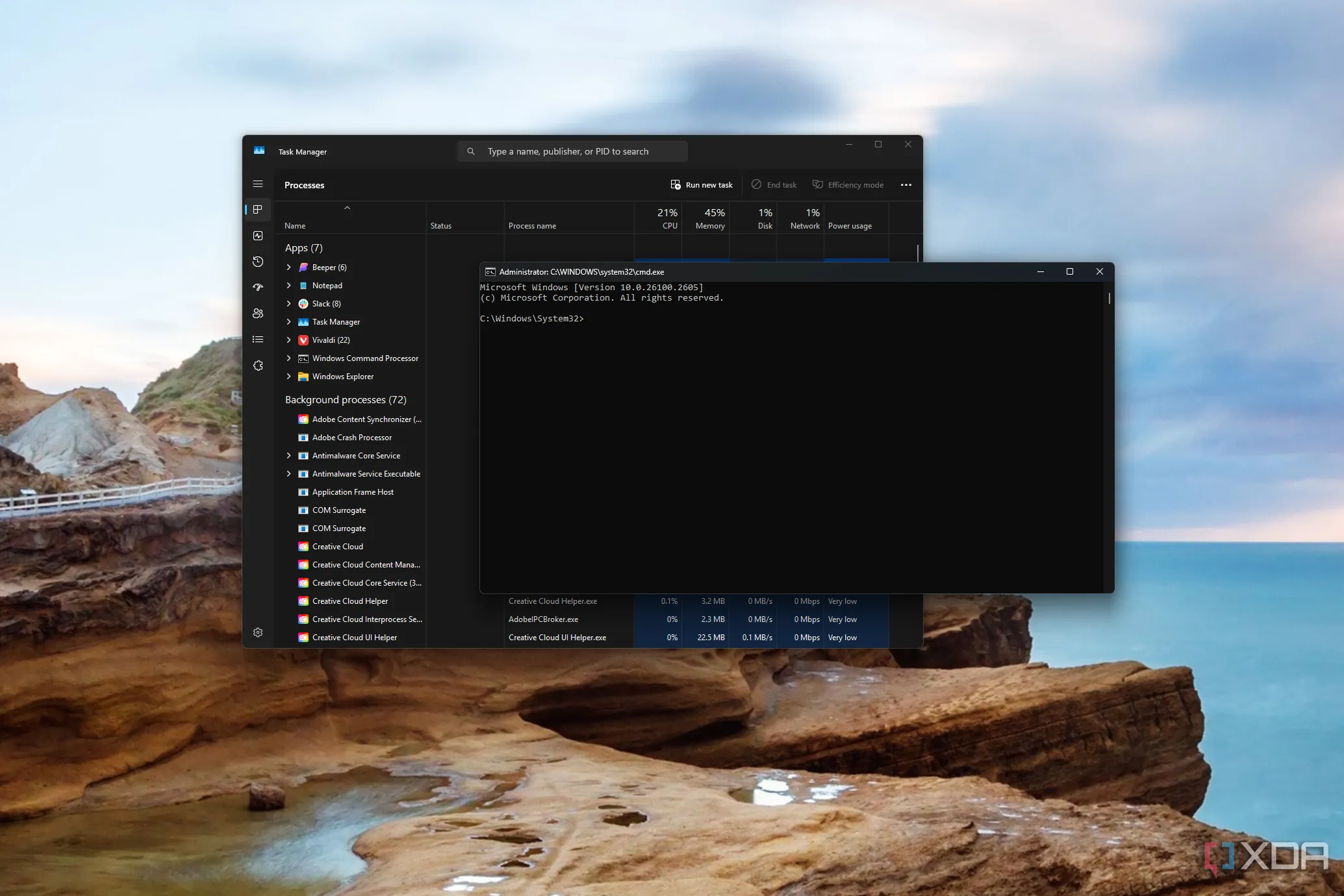 Cửa sổ Task Manager (Trình quản lý tác vụ) của Windows nằm cạnh cửa sổ Command Prompt đang chạy với quyền quản trị, thể hiện khả năng thực thi lệnh của CMD.