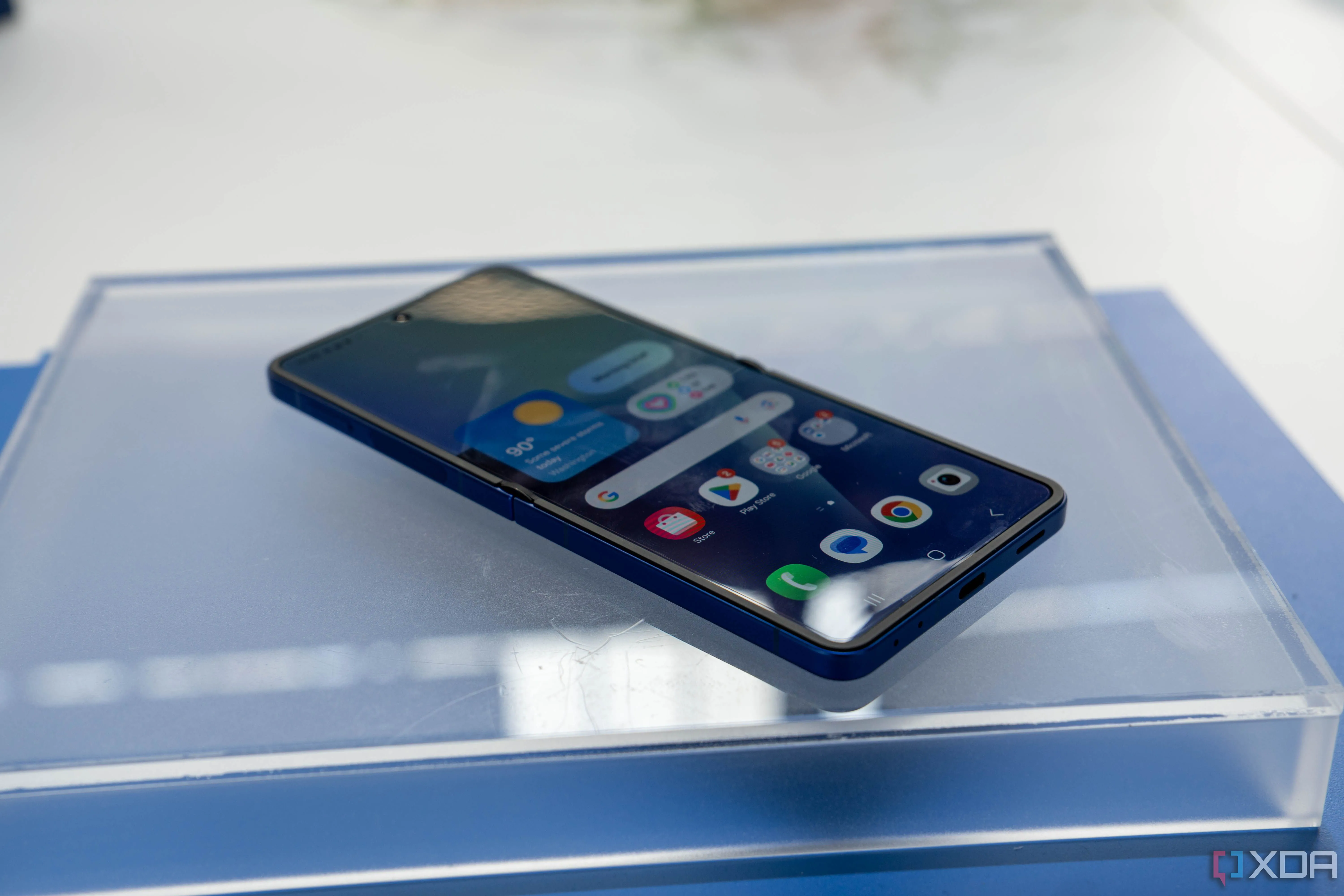 Điện thoại Samsung Galaxy Z Flip 7 mở màn hình bên trong, đặt phẳng trên bàn, minh họa khả năng sử dụng như một chiếc smartphone thông thường.
