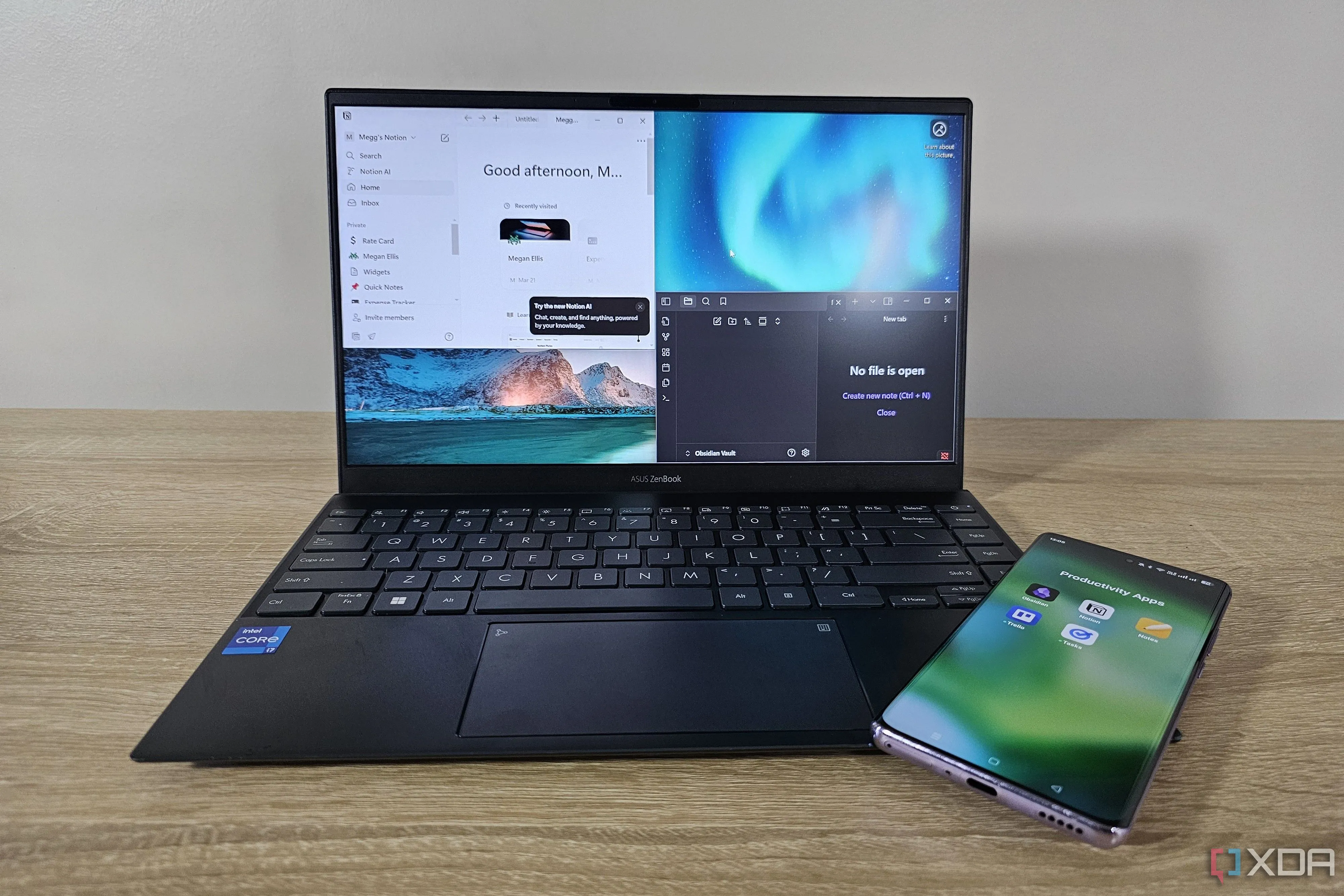 Giao diện các ứng dụng năng suất như Notion và Obsidian trên laptop, cùng điện thoại hiển thị các icon ứng dụng