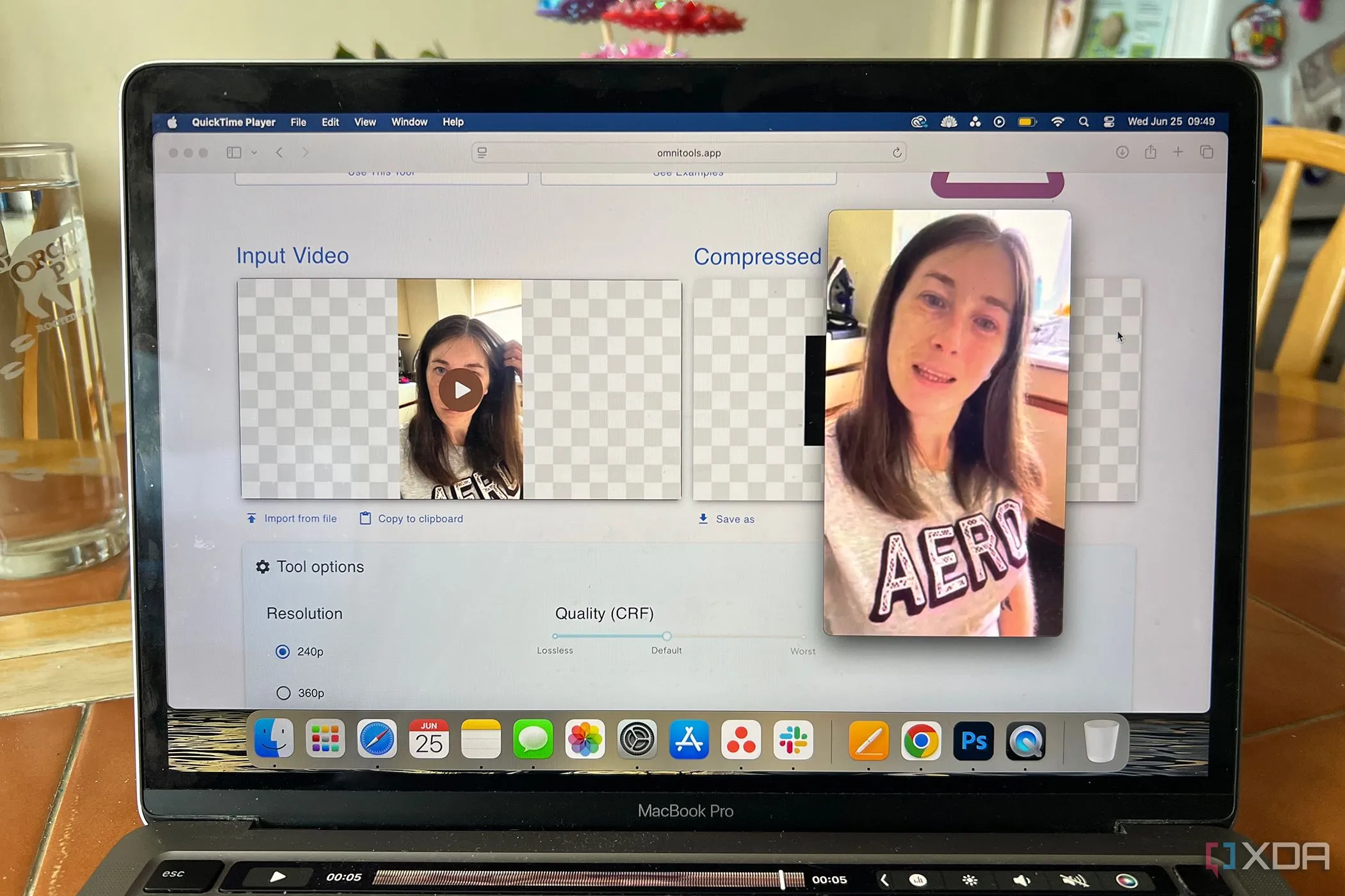 Giao diện công cụ nén video của Omni Tools, cho phép chọn độ phân giải và chất lượng.
