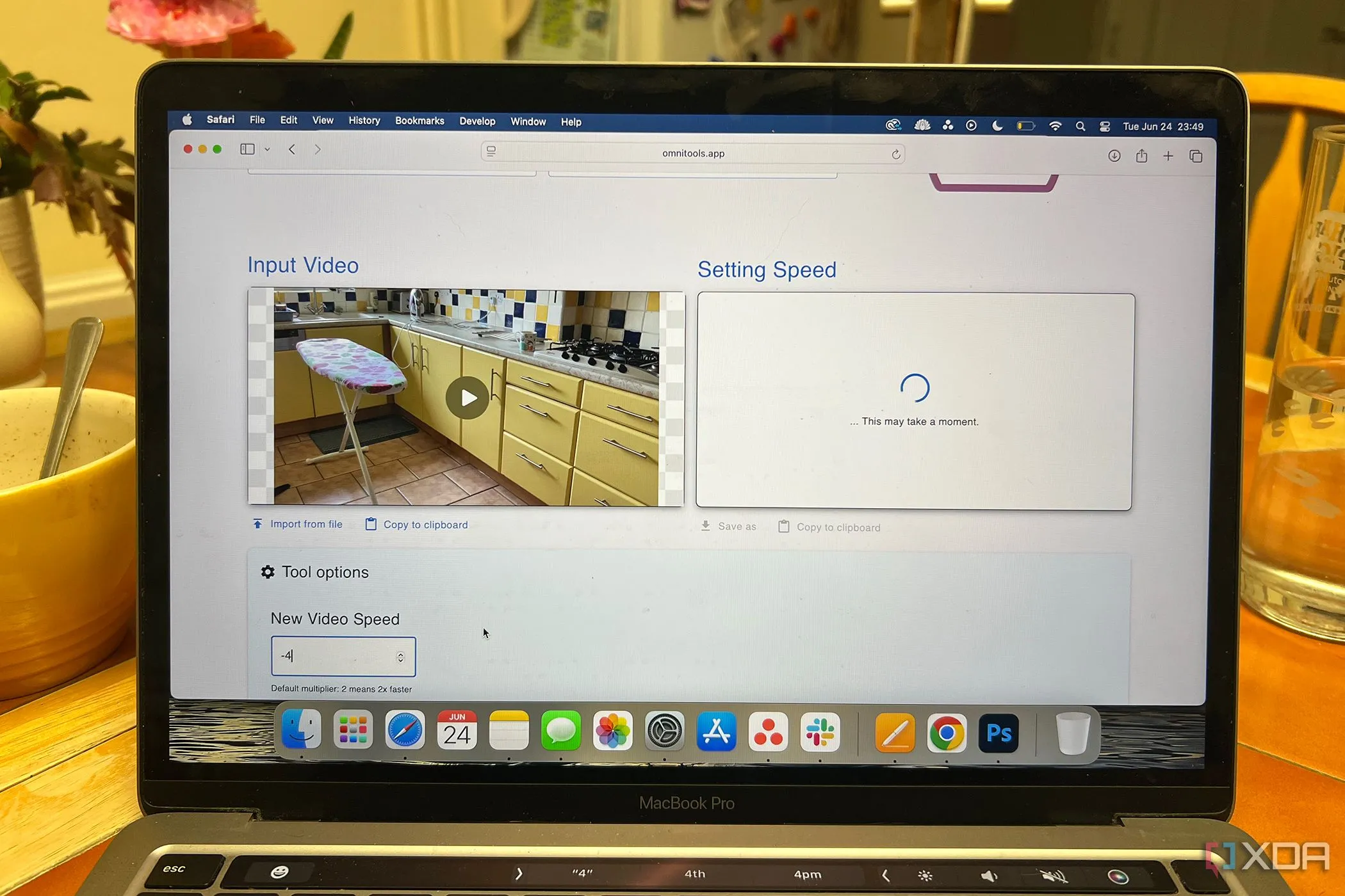 Giao diện công cụ thay đổi tốc độ video của Omni Tools với thanh điều chỉnh trực quan.