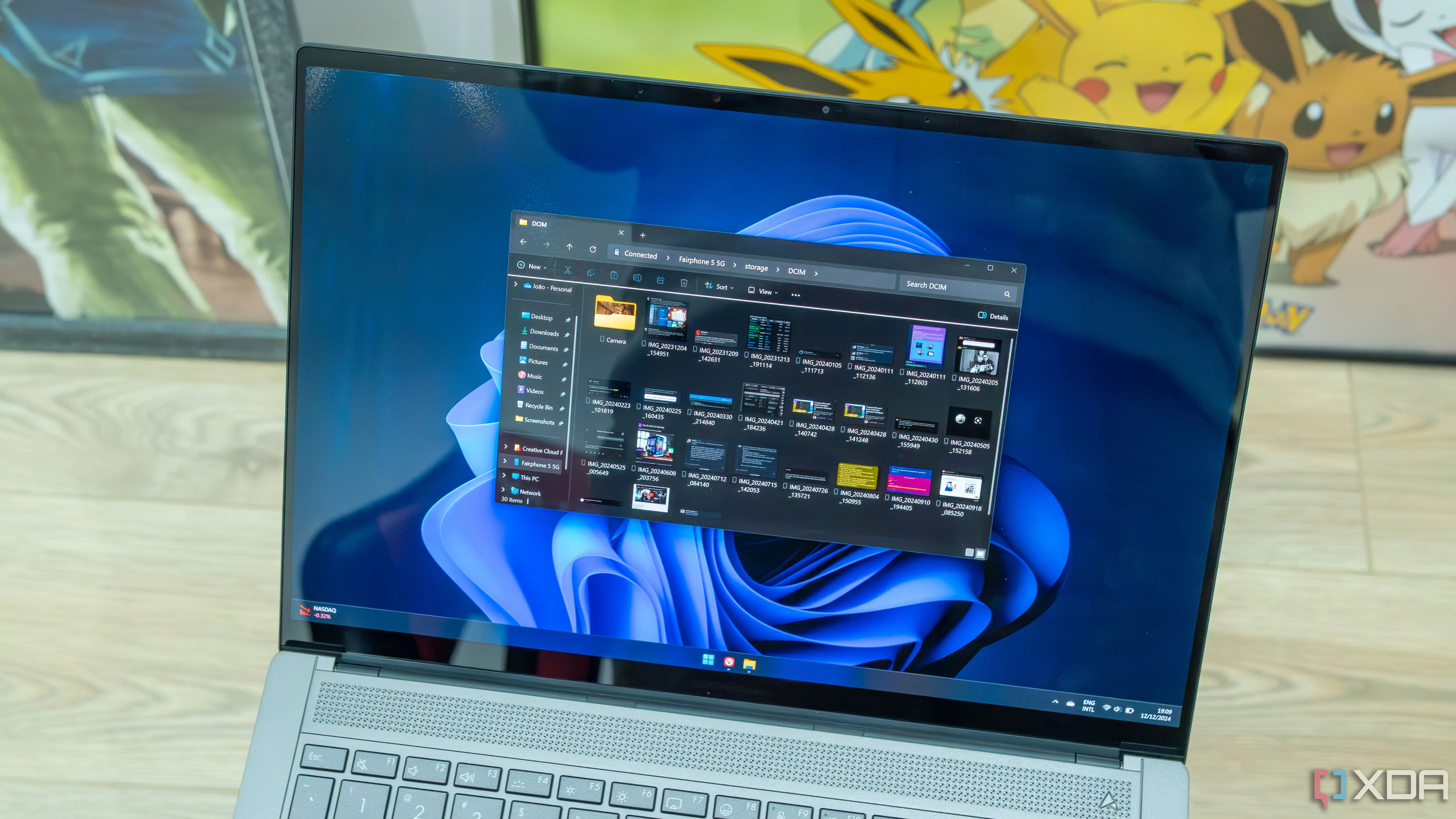 Giao diện File Explorer trên Windows 11 đang hiển thị các tệp từ điện thoại Android được kết nối