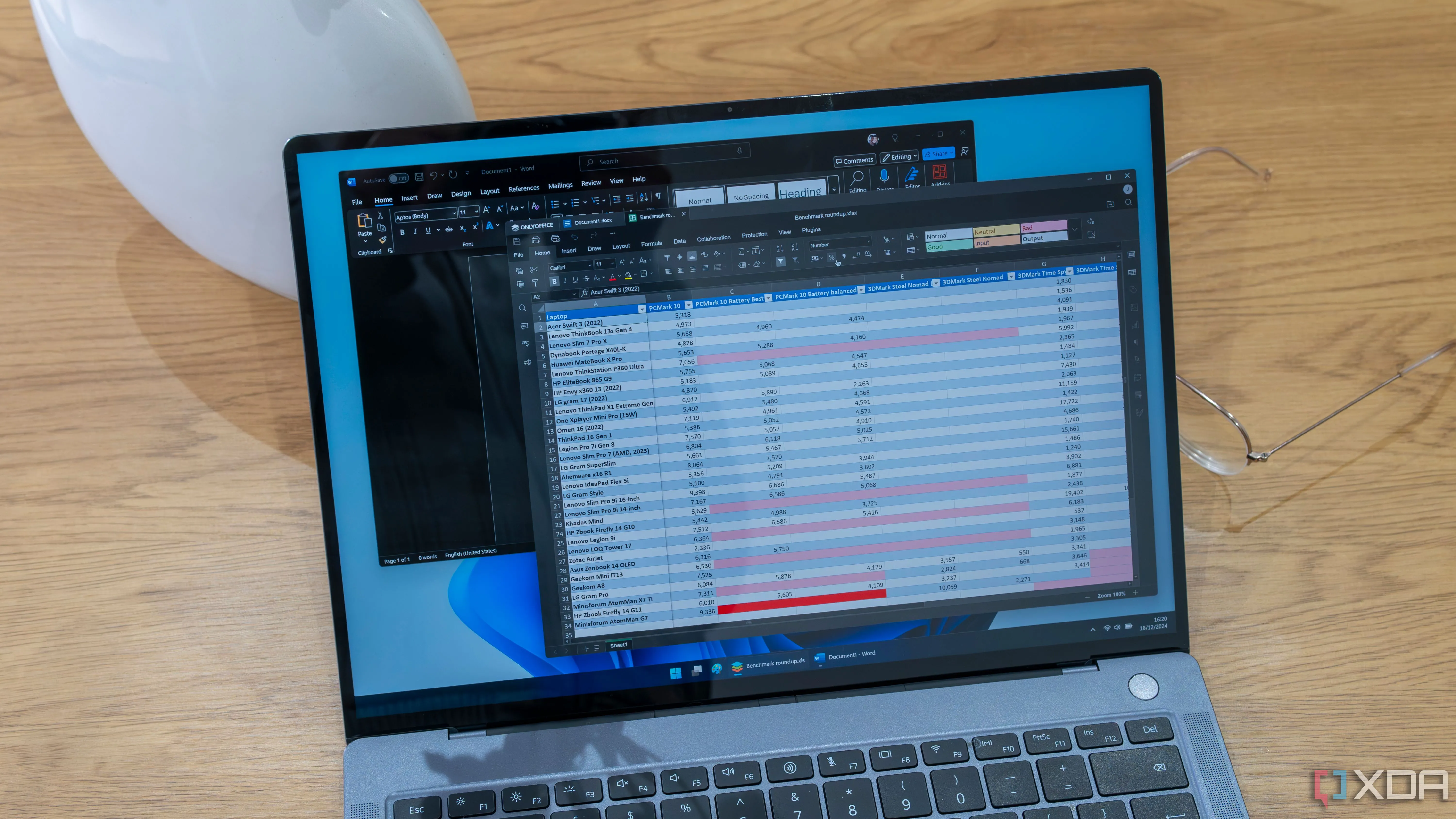 Giao diện laptop Windows 11 đang chạy ứng dụng OnlyOffice trên nền cửa sổ Microsoft Word, minh họa so sánh các bộ ứng dụng văn phòng.