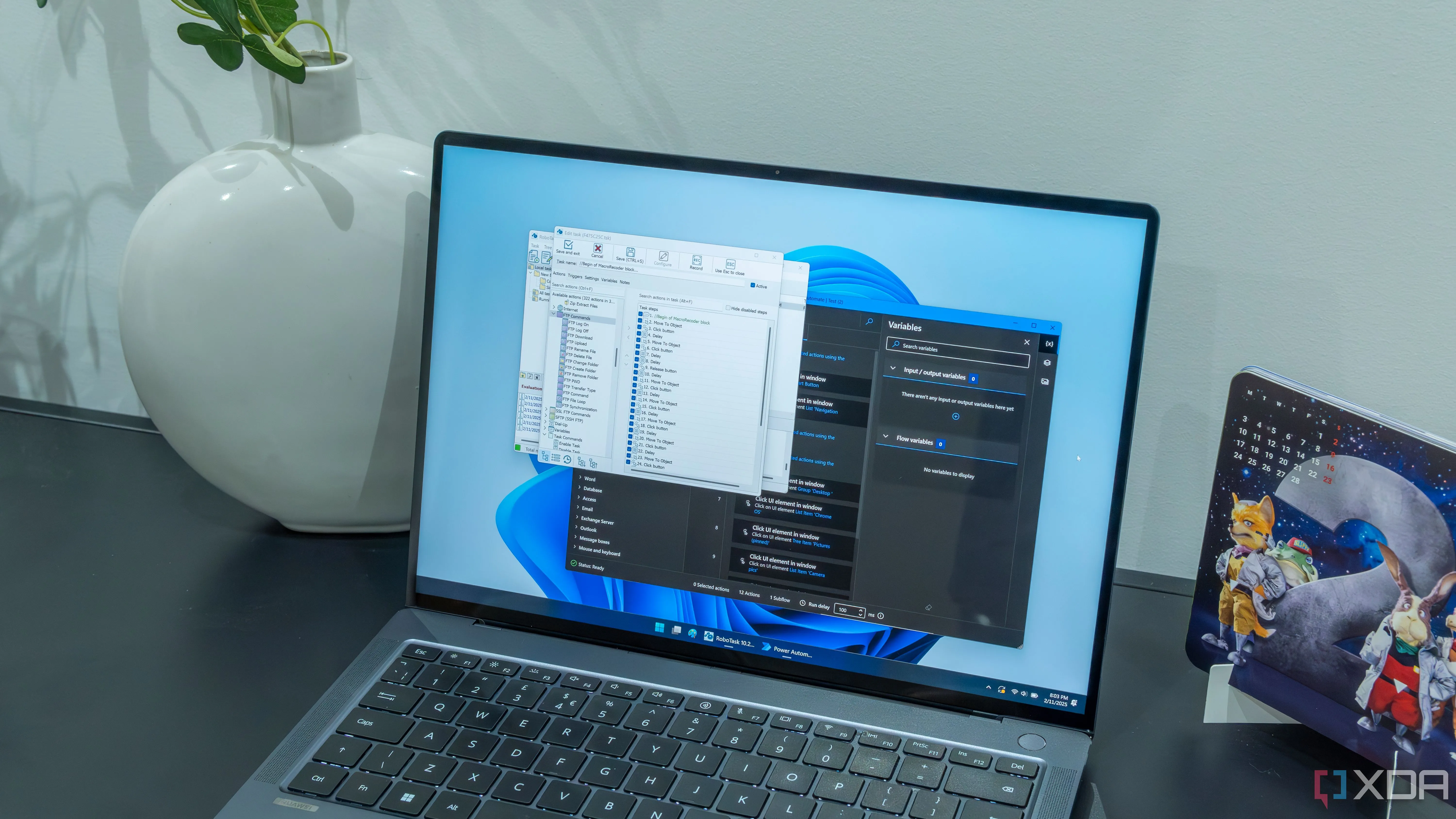 Giao diện máy tính Windows 11 với các ứng dụng đang hoạt động