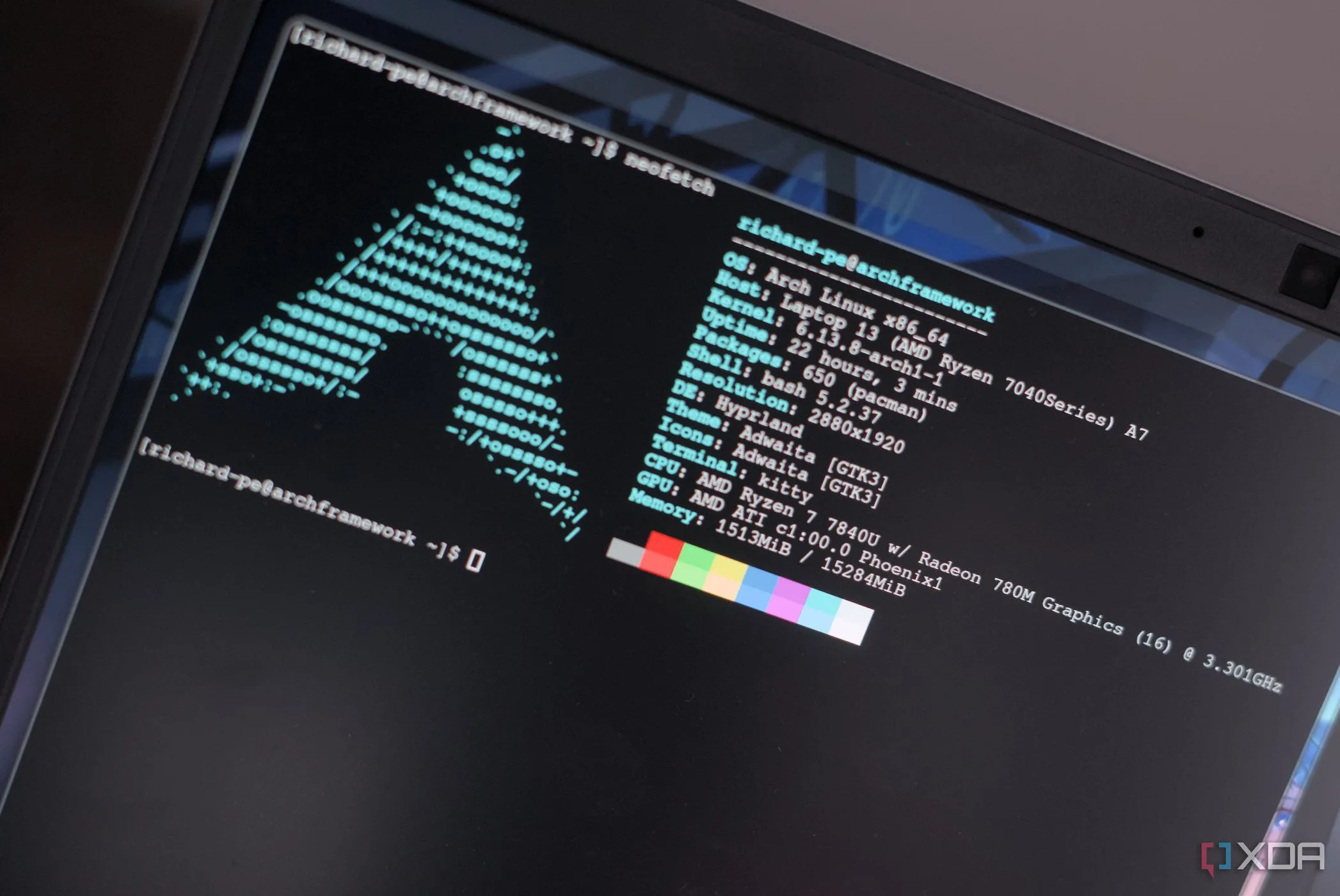 Giao diện môi trường Hyprland và thông tin hệ thống Neofetch trên laptop chạy Arch Linux