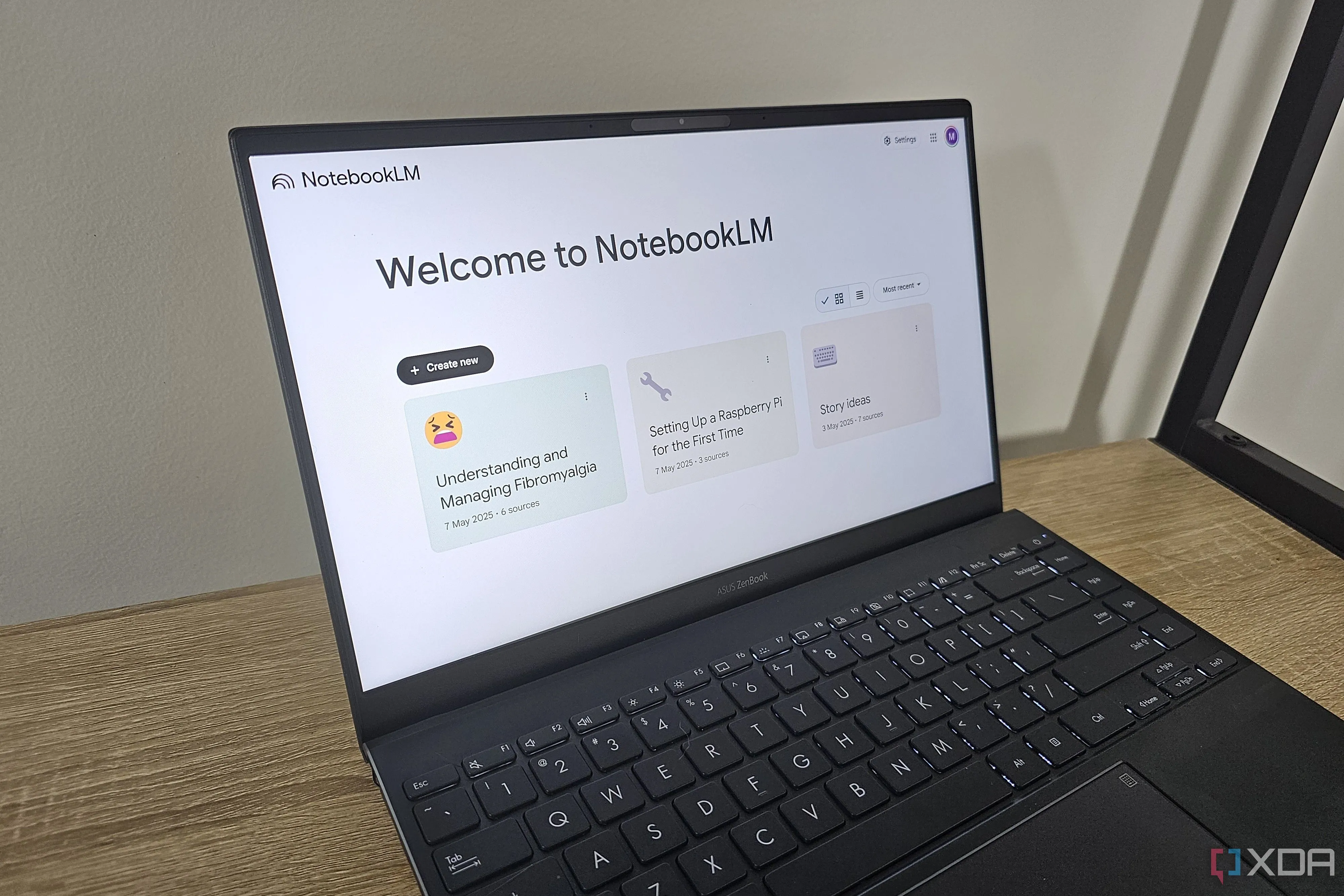 Giao diện NotebookLM trên màn hình laptop