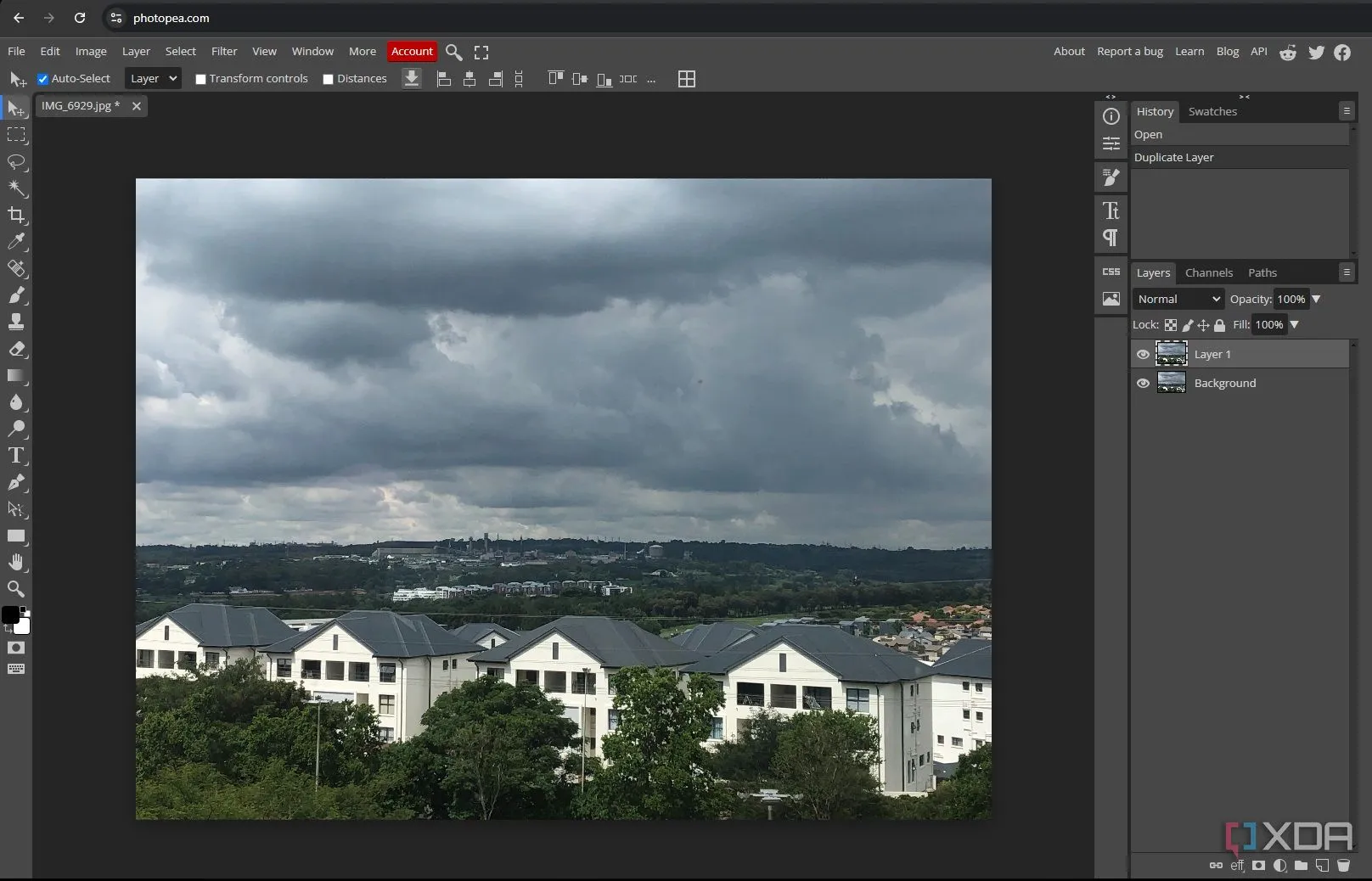 Giao diện Photopea trên trình duyệt với hình ảnh đô thị được tải lên - Minh họa tính năng chỉnh sửa ảnh online tiện lợi
