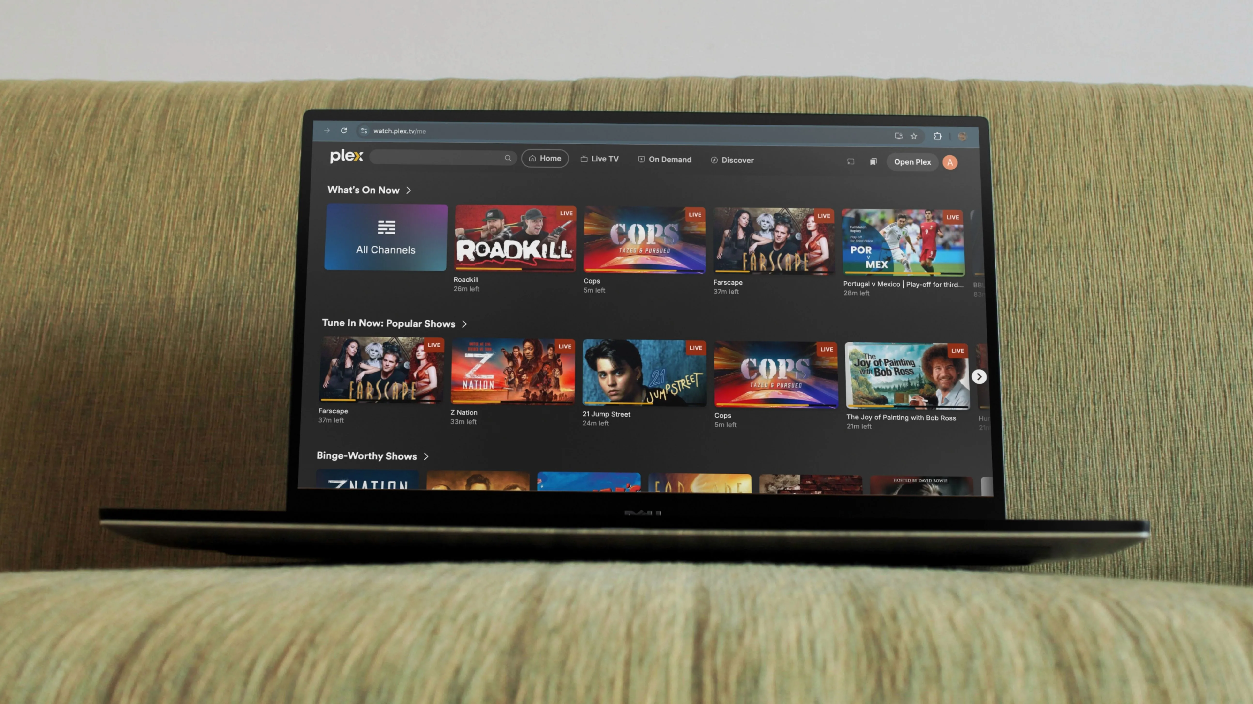 Giao diện Plex Media Server đang chạy trên một laptop Windows, phục vụ nhu cầu giải trí offline
