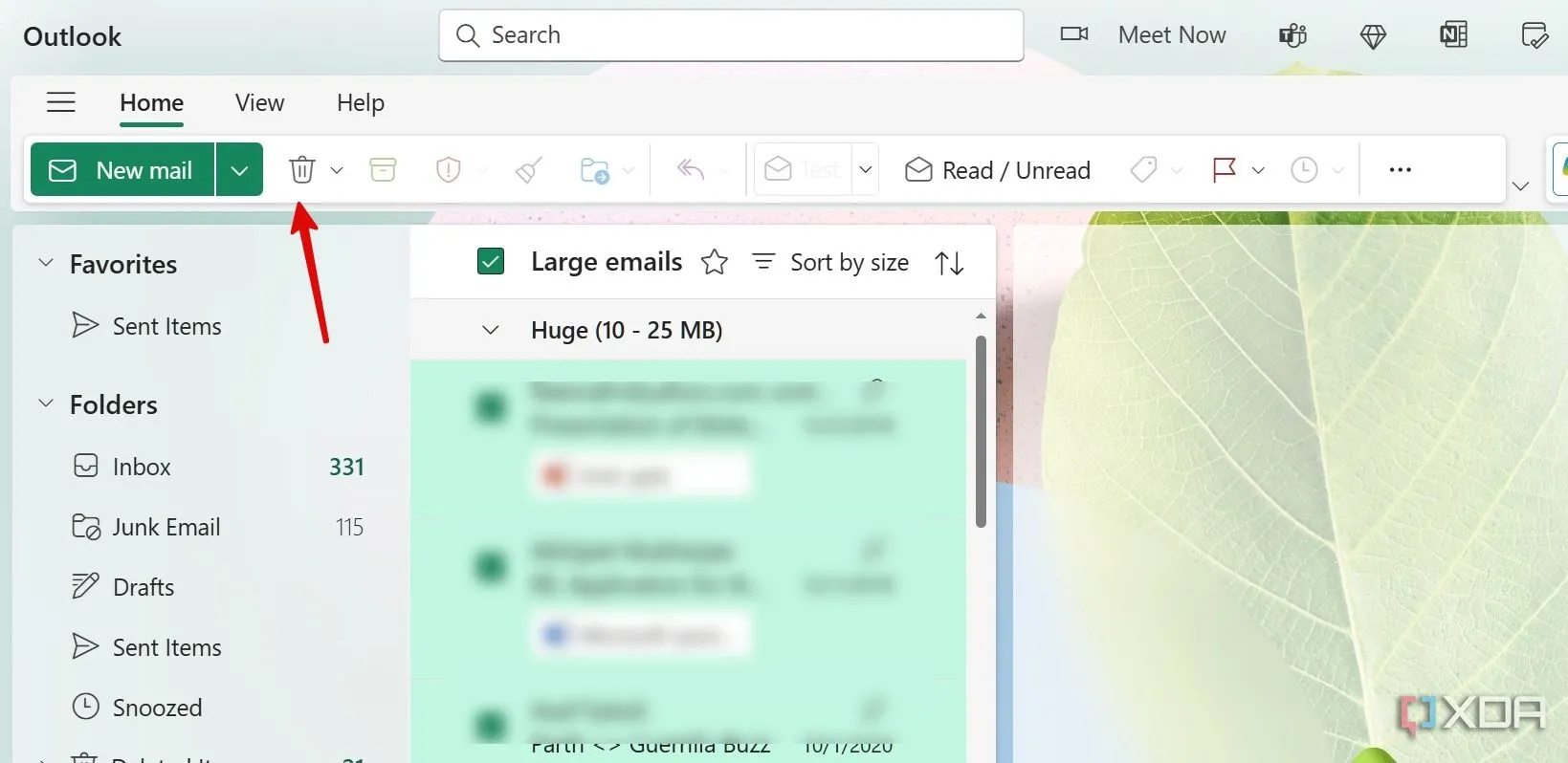 Giao diện quản lý tệp đính kèm Outlook trong OneDrive, cho phép chọn và xóa các email đính kèm lớn