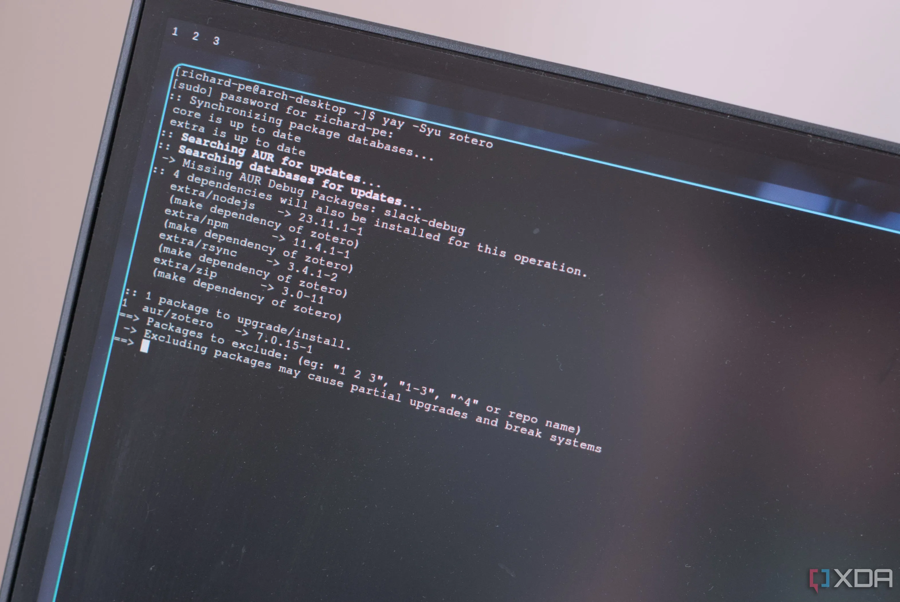 Giao diện terminal hiển thị tiến trình cài đặt gói phần mềm trên Arch Linux, minh họa sức mạnh của kho AUR