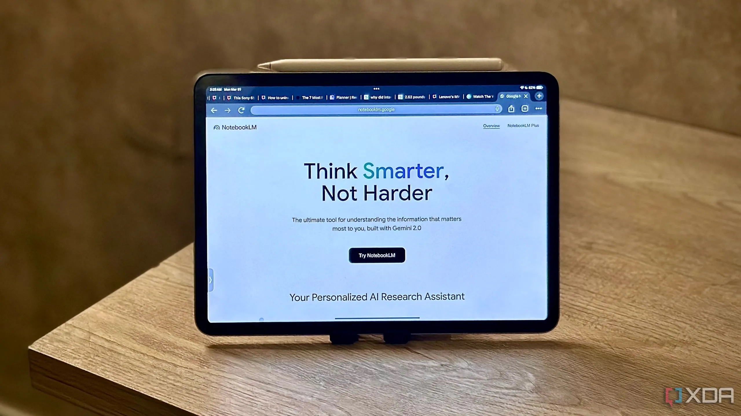 Giao diện trang đăng ký và chào mừng của NotebookLM trên màn hình iPad, thể hiện khả năng truy cập trên thiết bị di động.