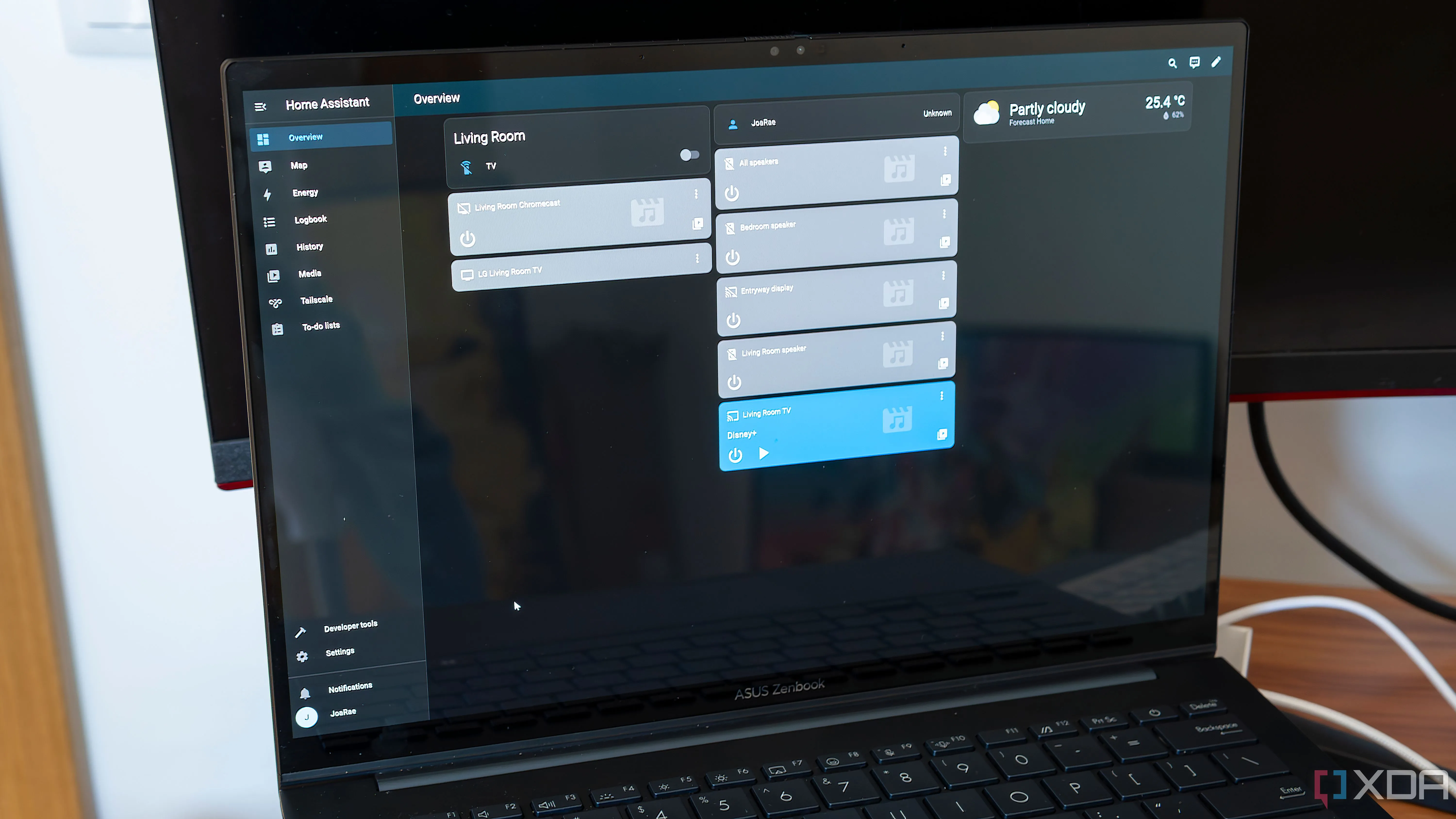 Giao diện web của Home Assistant đang được hiển thị trên màn hình laptop, trung tâm điều khiển nhà thông minh