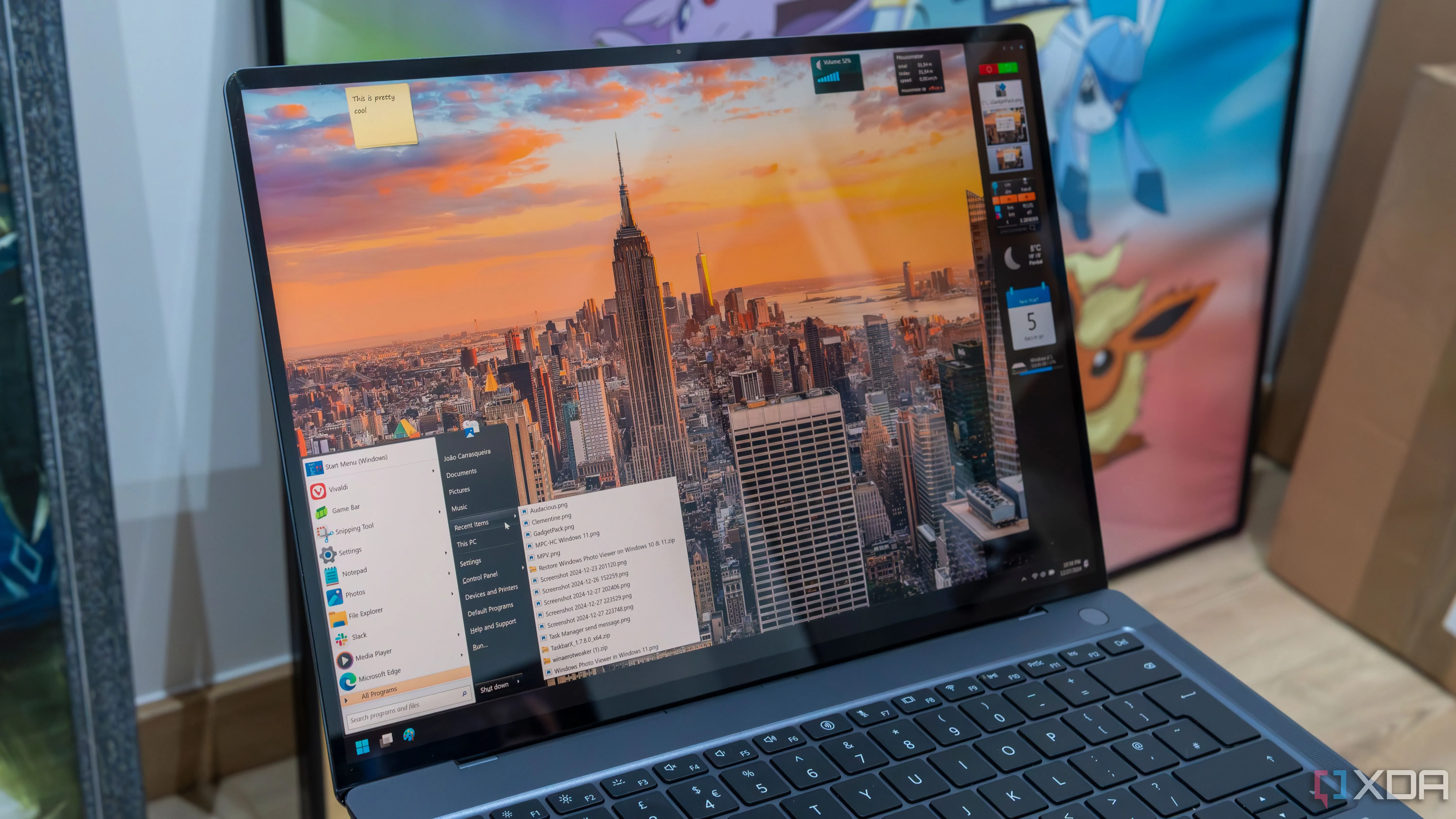 Giao diện Windows 11 với menu Start cổ điển và các tiện ích widget kiểu Windows 7