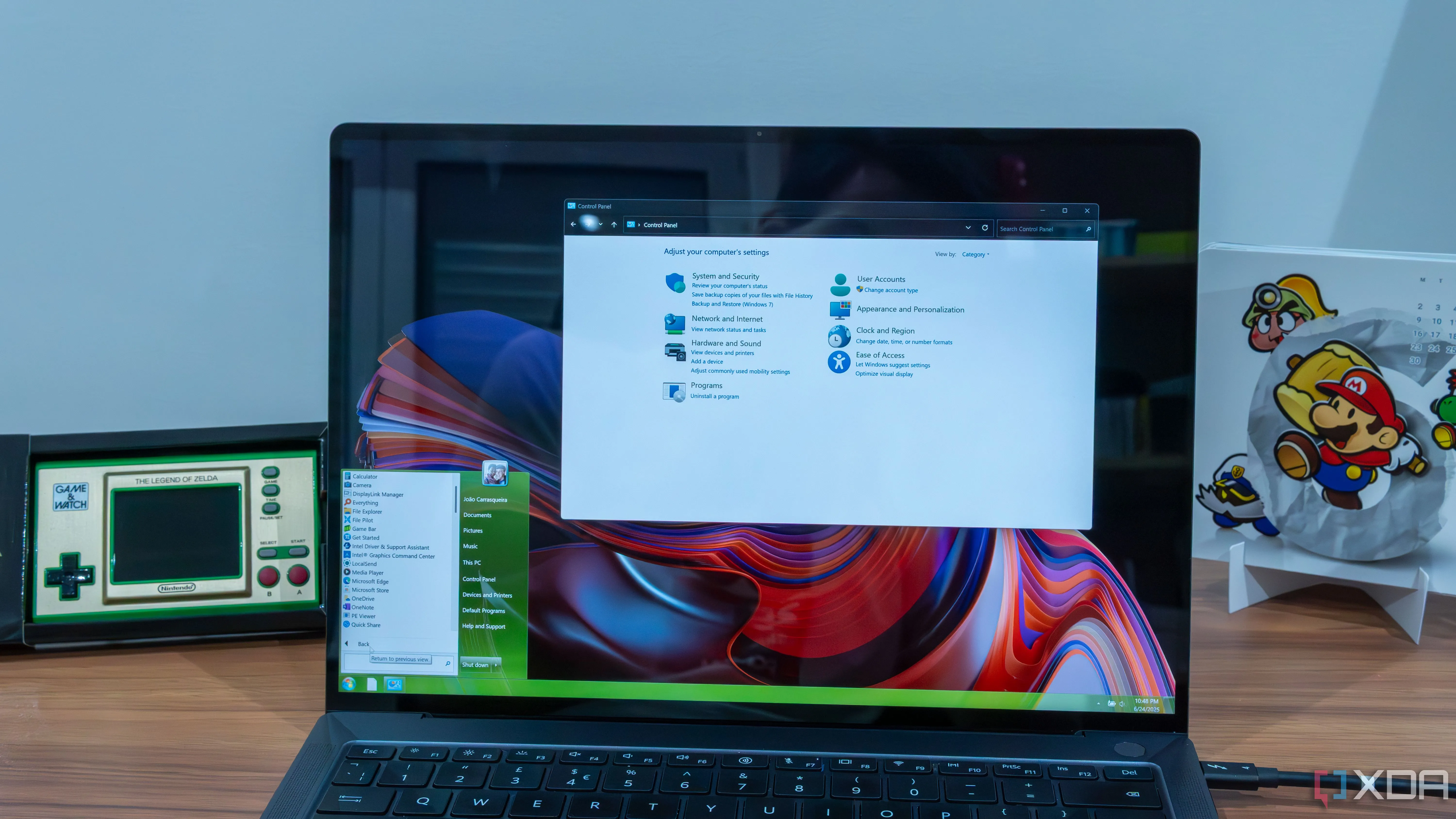Giao diện Windows 11 với thanh tác vụ và menu Start của Windows 7 qua Explorer 7