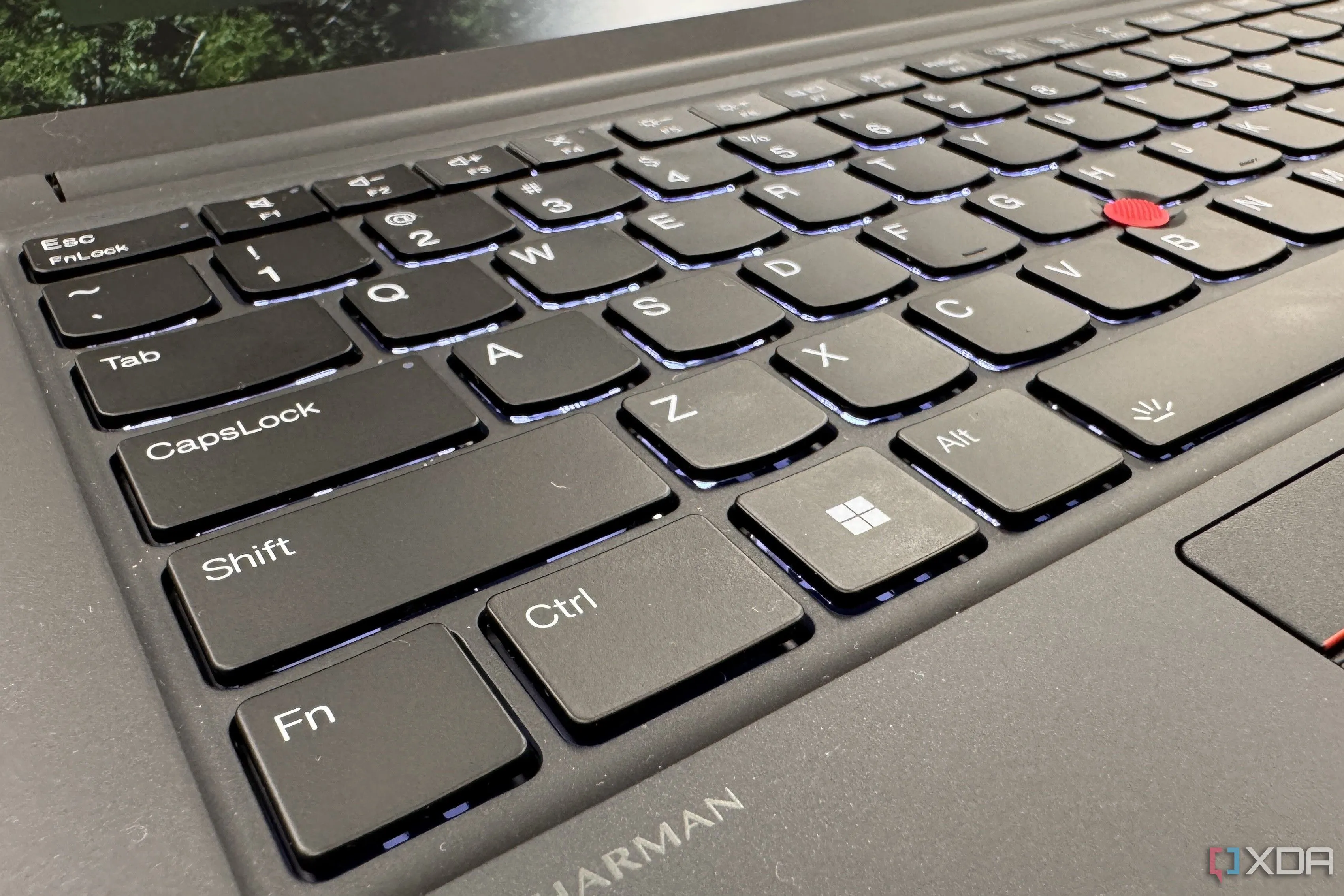 Góc chụp bàn phím laptop Lenovo ThinkPad E14 Gen 6, làm nổi bật khu vực phím chức năng và có thể thấy phím Copilot.