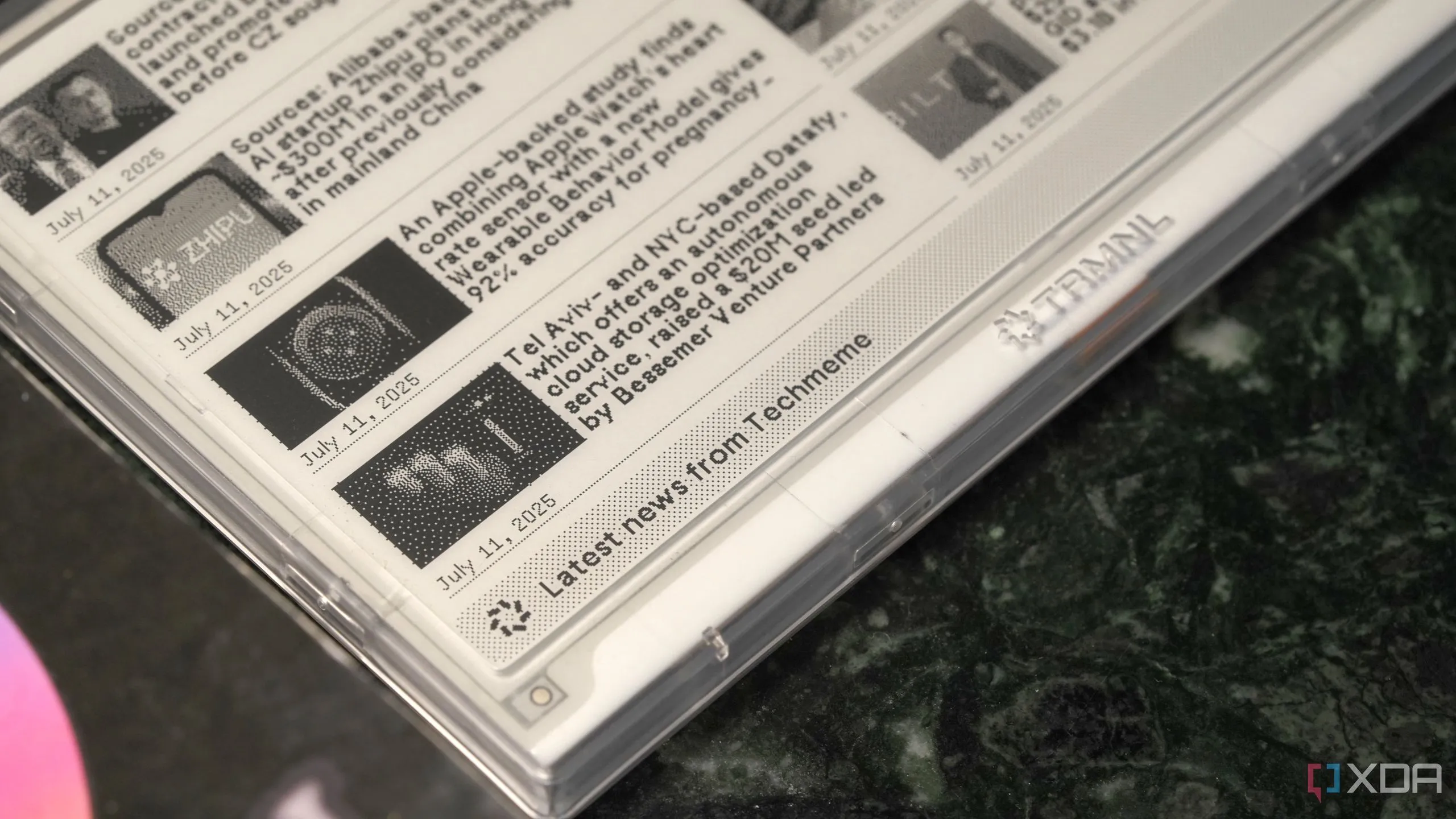 Góc màn hình e-ink TRMNL hiển thị đồng thời tin tức mới nhất và một widget khác, minh họa tính năng chia màn hình.