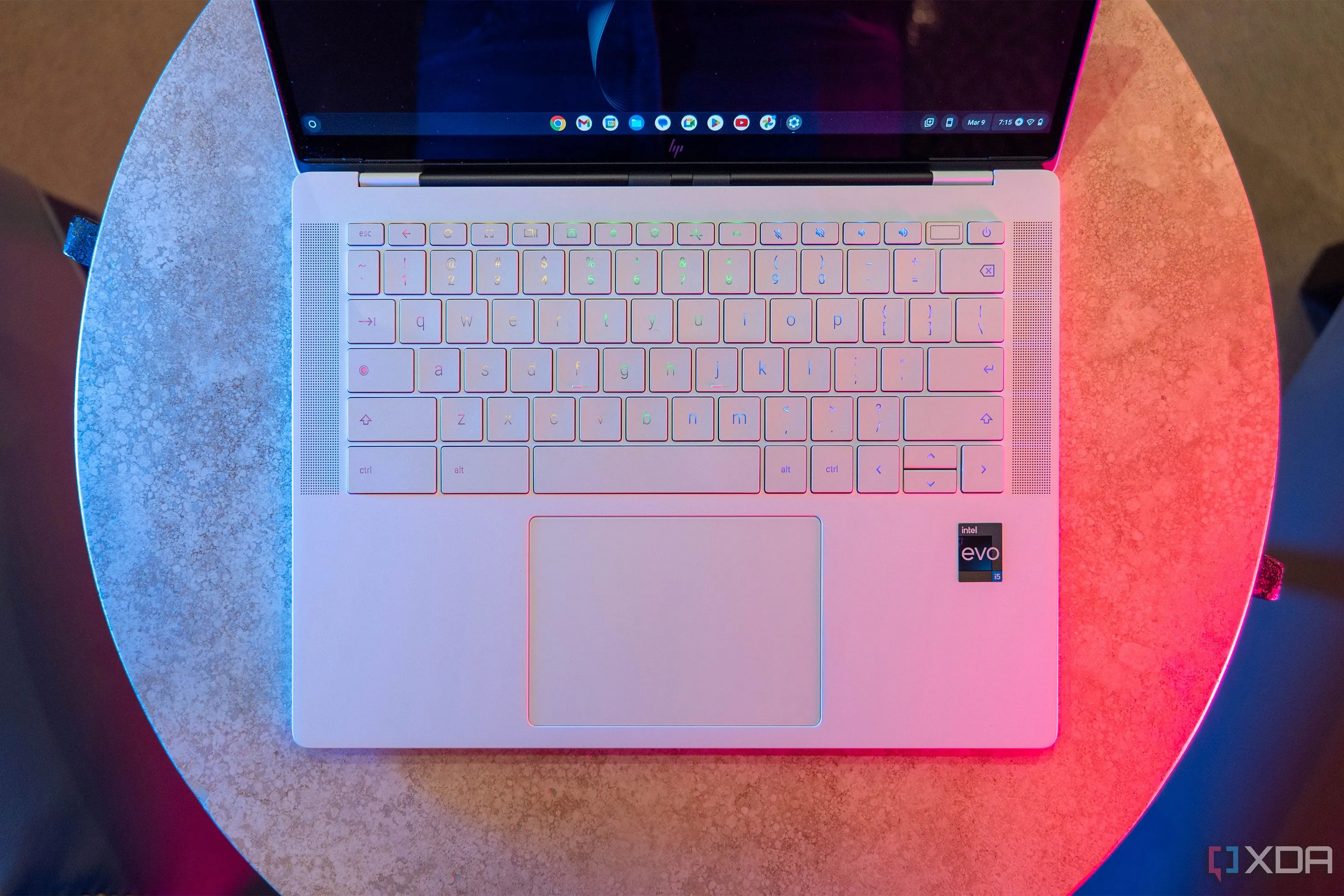 Góc nhìn từ trên xuống của bàn phím trắng trên laptop HP Dragonfly Pro Chromebook