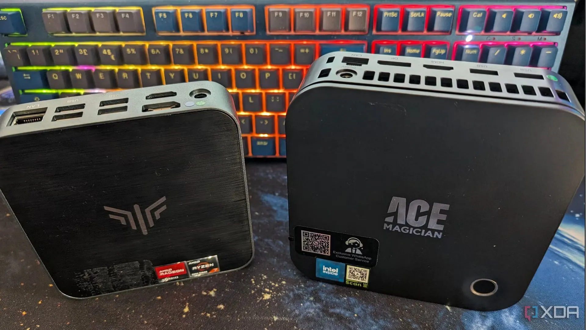 Hai chiếc Mini PC của AMD và Intel cạnh nhau, phù hợp cho giả lập game