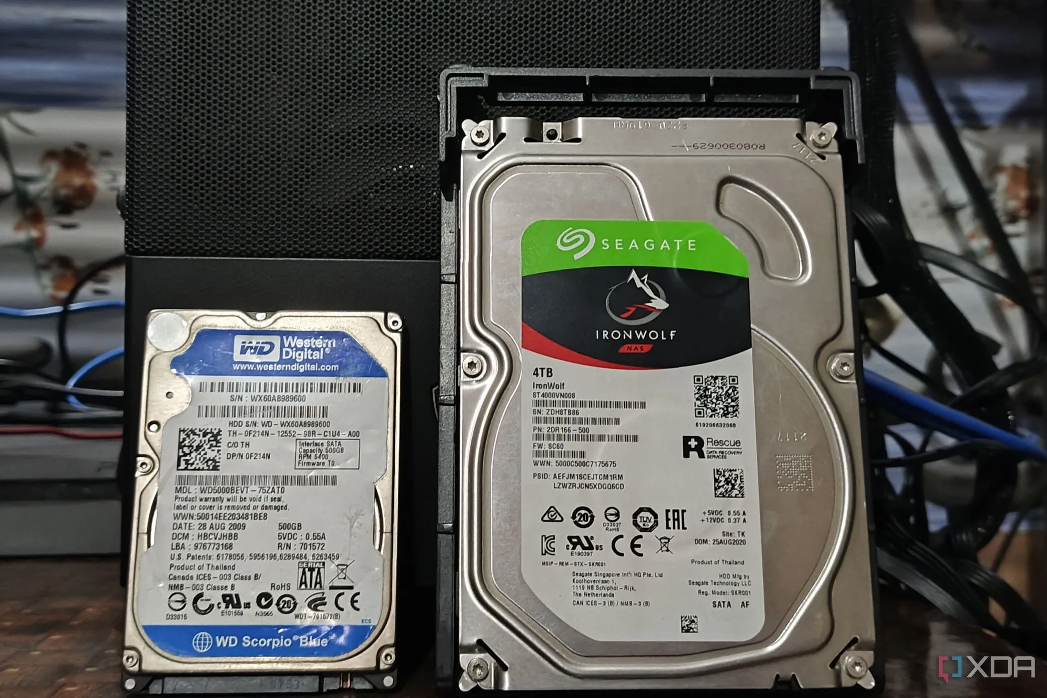 Hai ổ cứng HDD, một Seagate IronWolf NAS 4TB và một WD Blue 500GB, đặt cạnh nhau, biểu tượng cho các loại ổ cứng cần được bảo quản đúng cách
